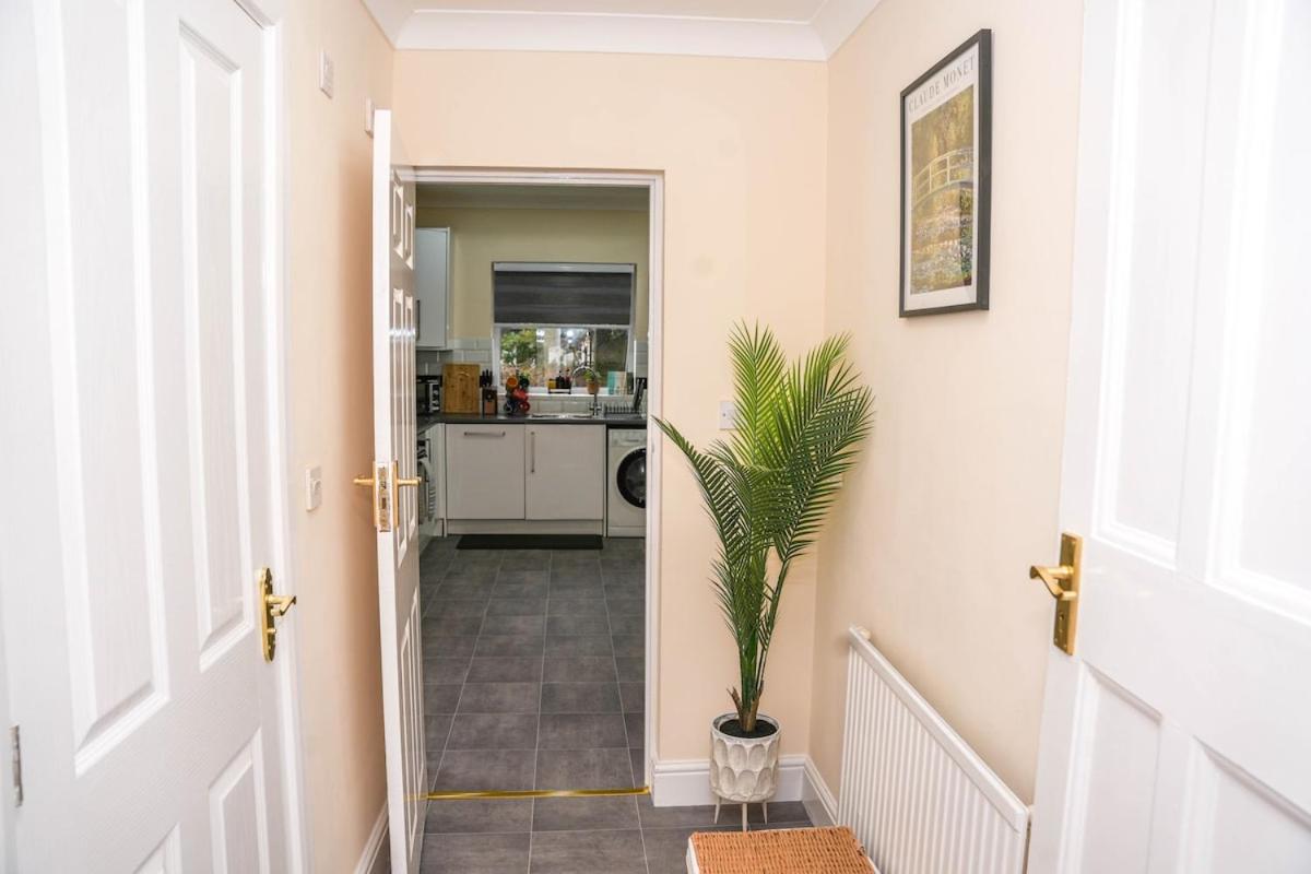 Large 4 Bedroom House Near Heathrow and M4 Free Parking