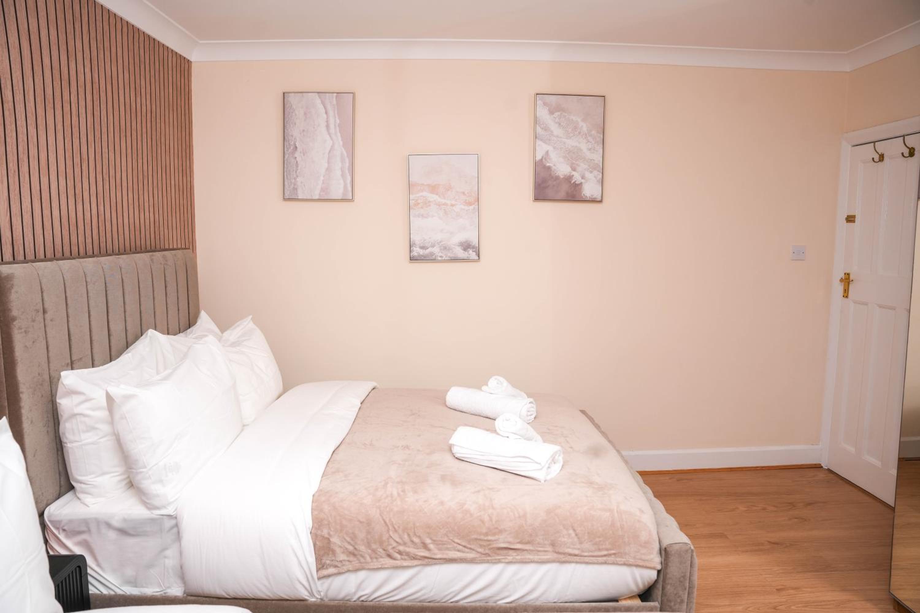 Large 4 Bedroom House Near Heathrow and M4 Free Parking
