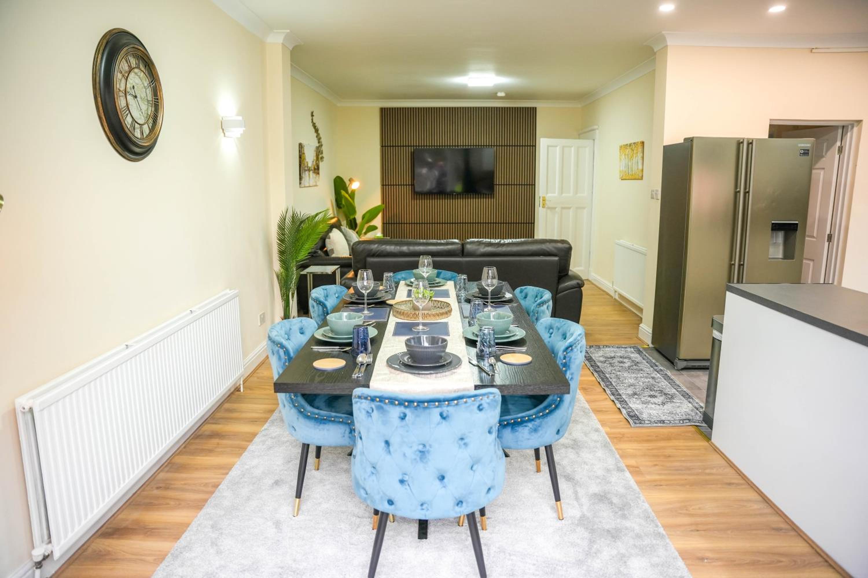 Large 4 Bedroom House Near Heathrow and M4 Free Parking