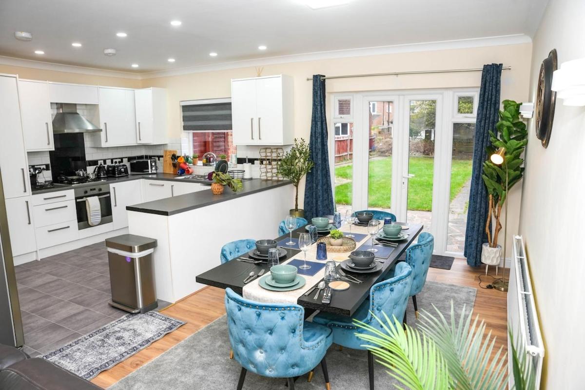 Large 4 Bedroom House Near Heathrow and M4 Free Parking