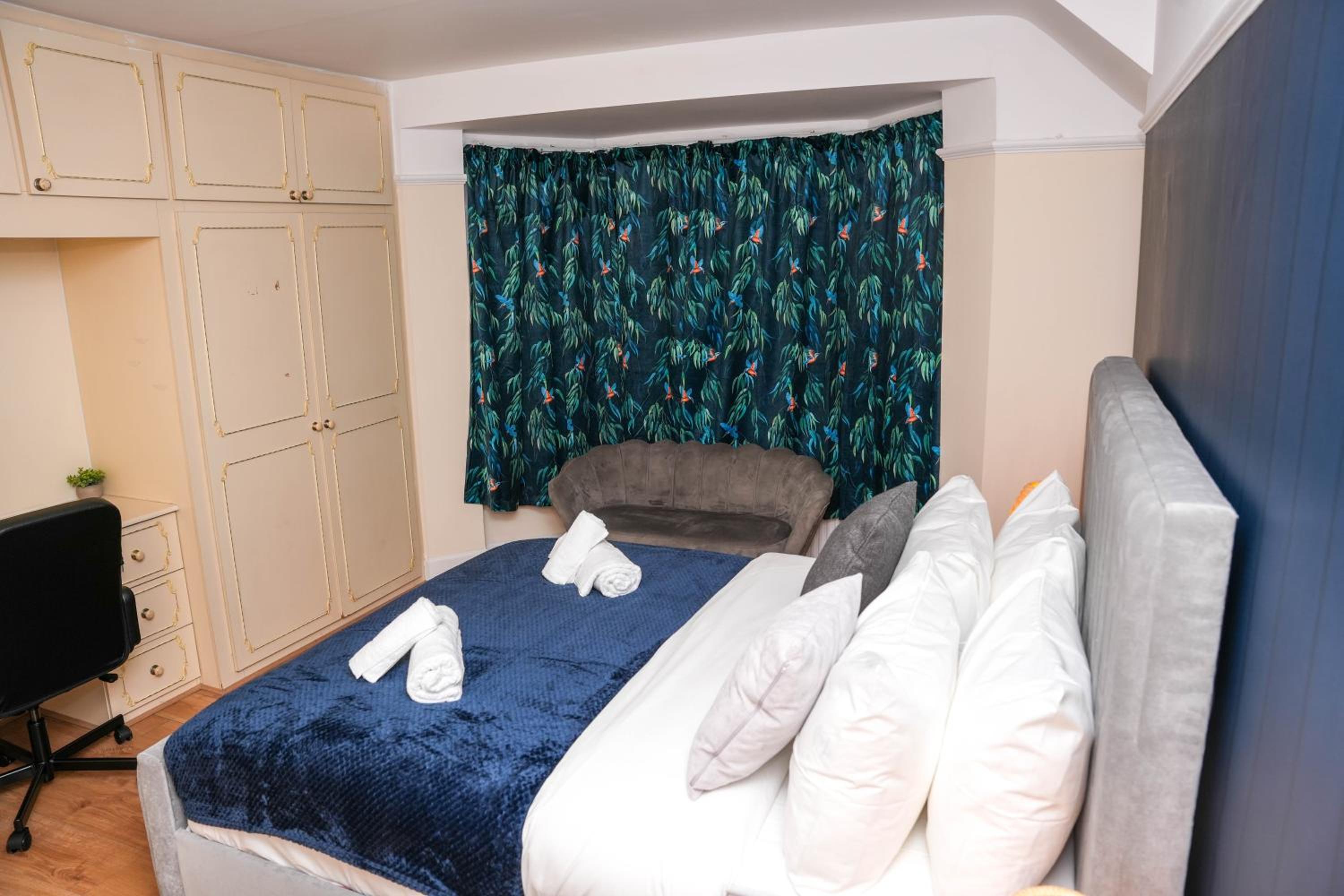 Large 4 Bedroom House Near Heathrow and M4 Free Parking