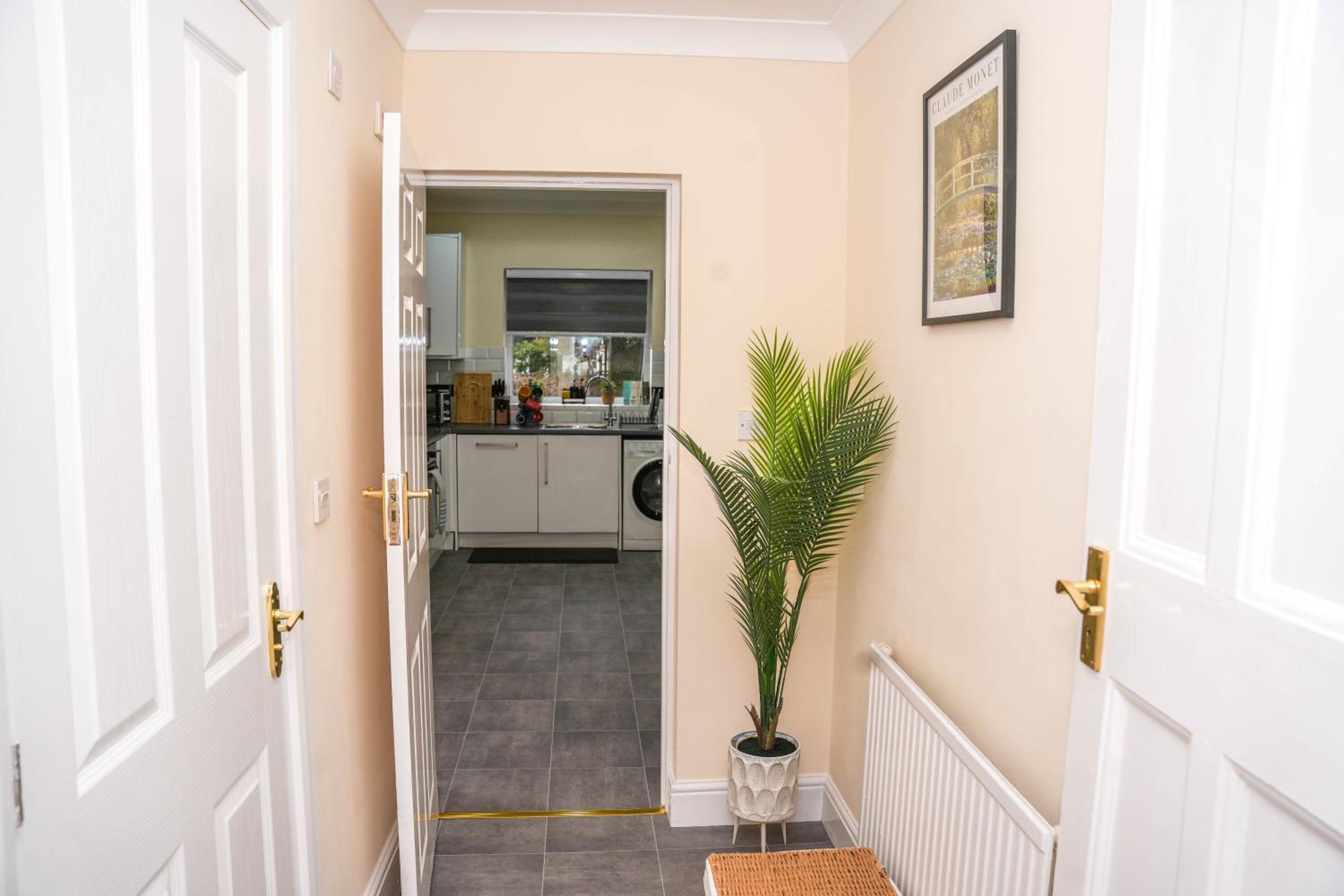 Large 4 Bedroom House Near Heathrow and M4 Free Parking
