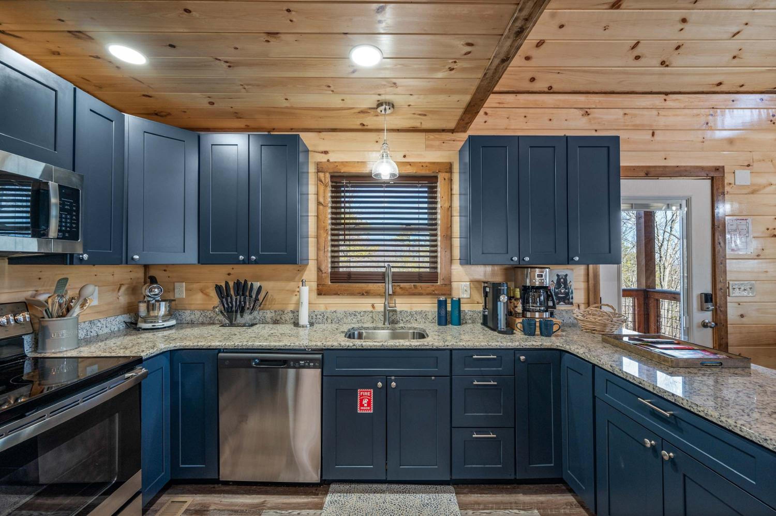 Luxury Cabin with Hot Tub and Resort Access