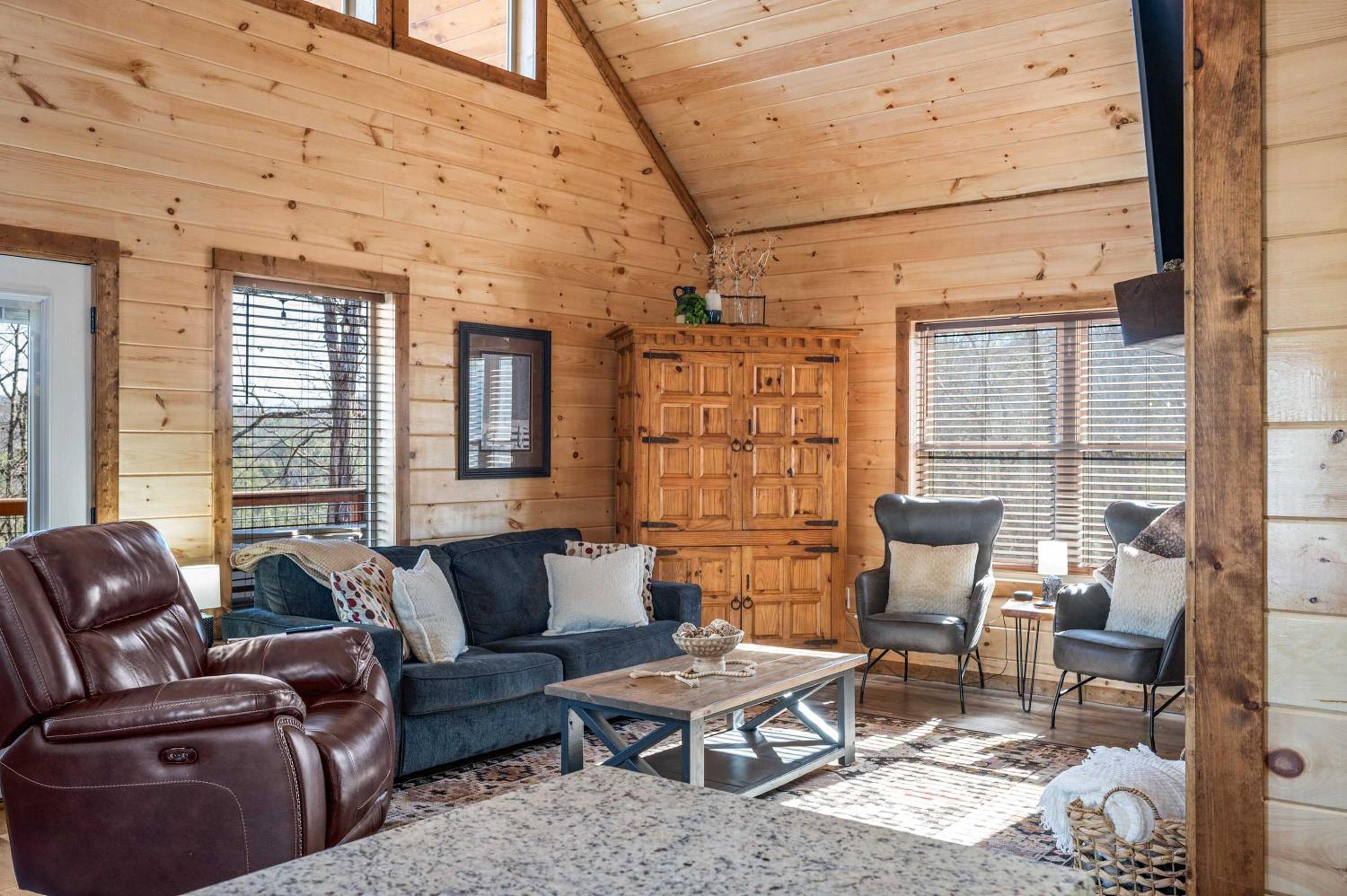 Luxury Cabin with Hot Tub and Resort Access