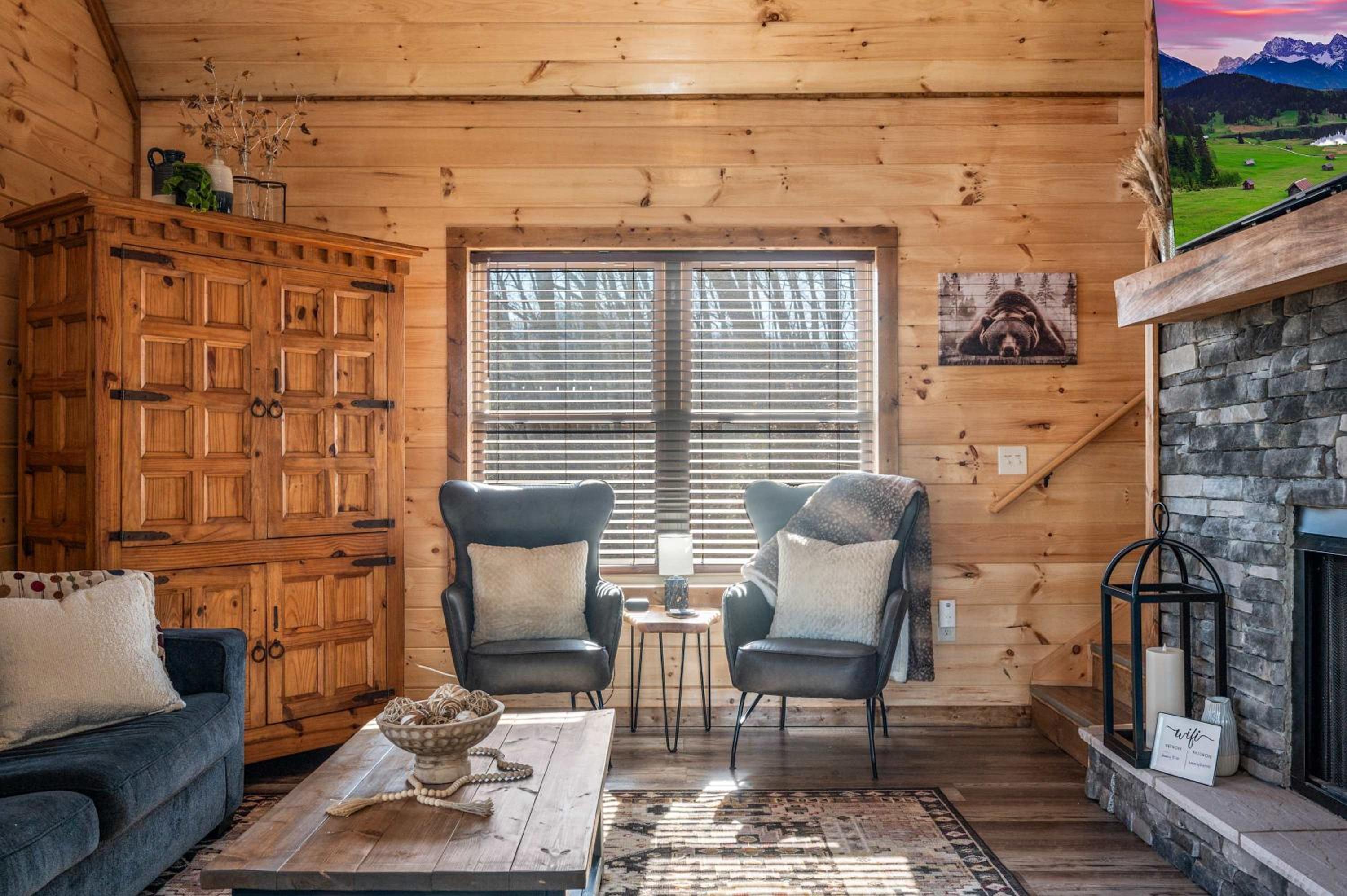Luxury Cabin with Hot Tub and Resort Access