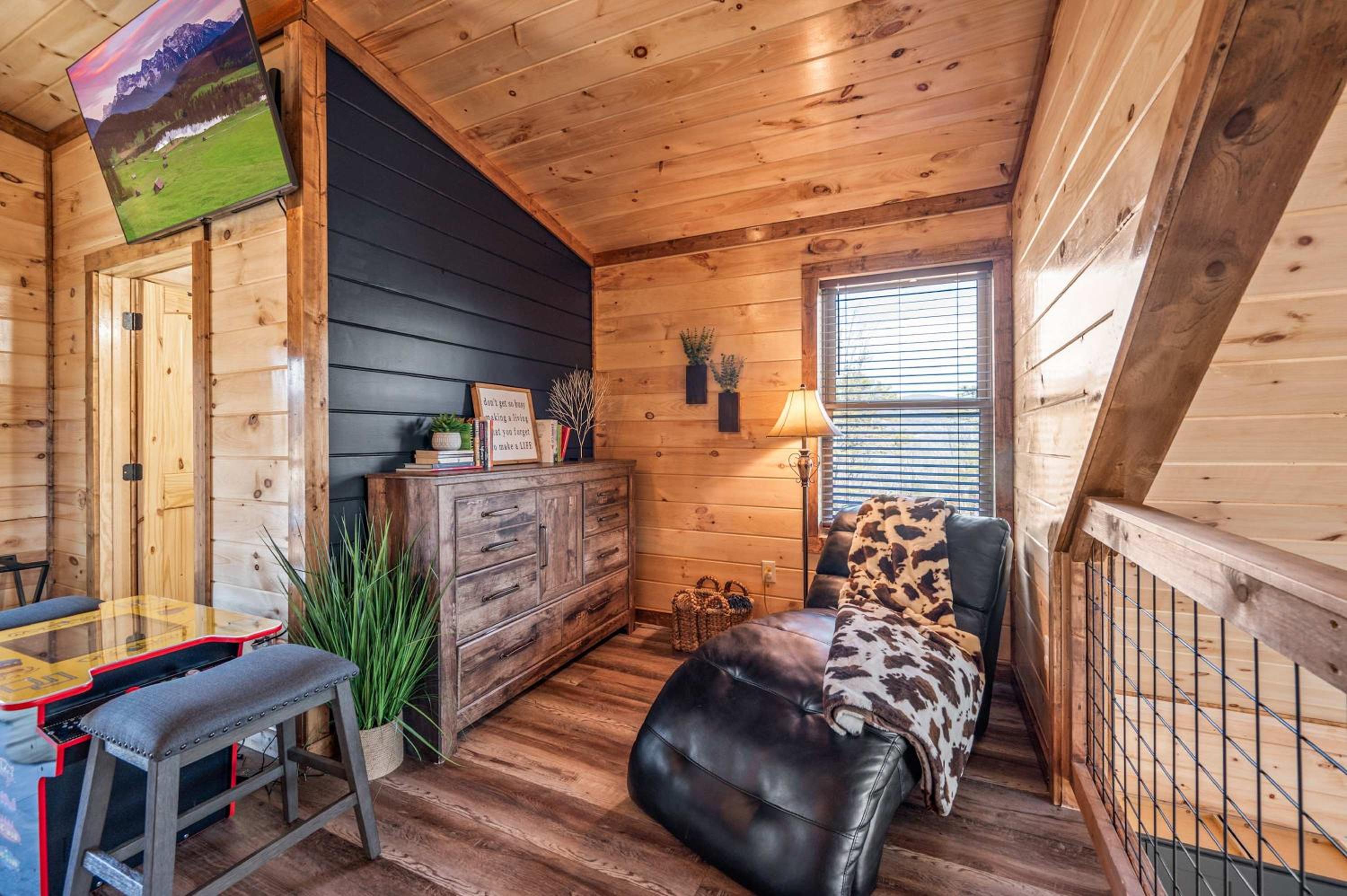Luxury Cabin with Hot Tub and Resort Access