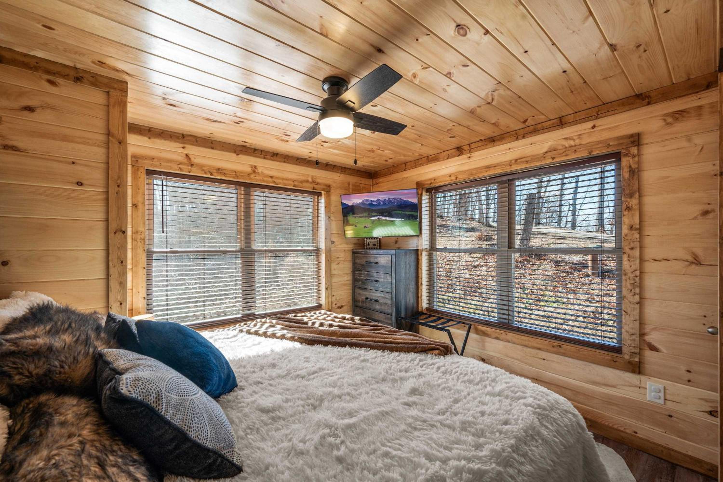 Luxury Cabin with Hot Tub and Resort Access