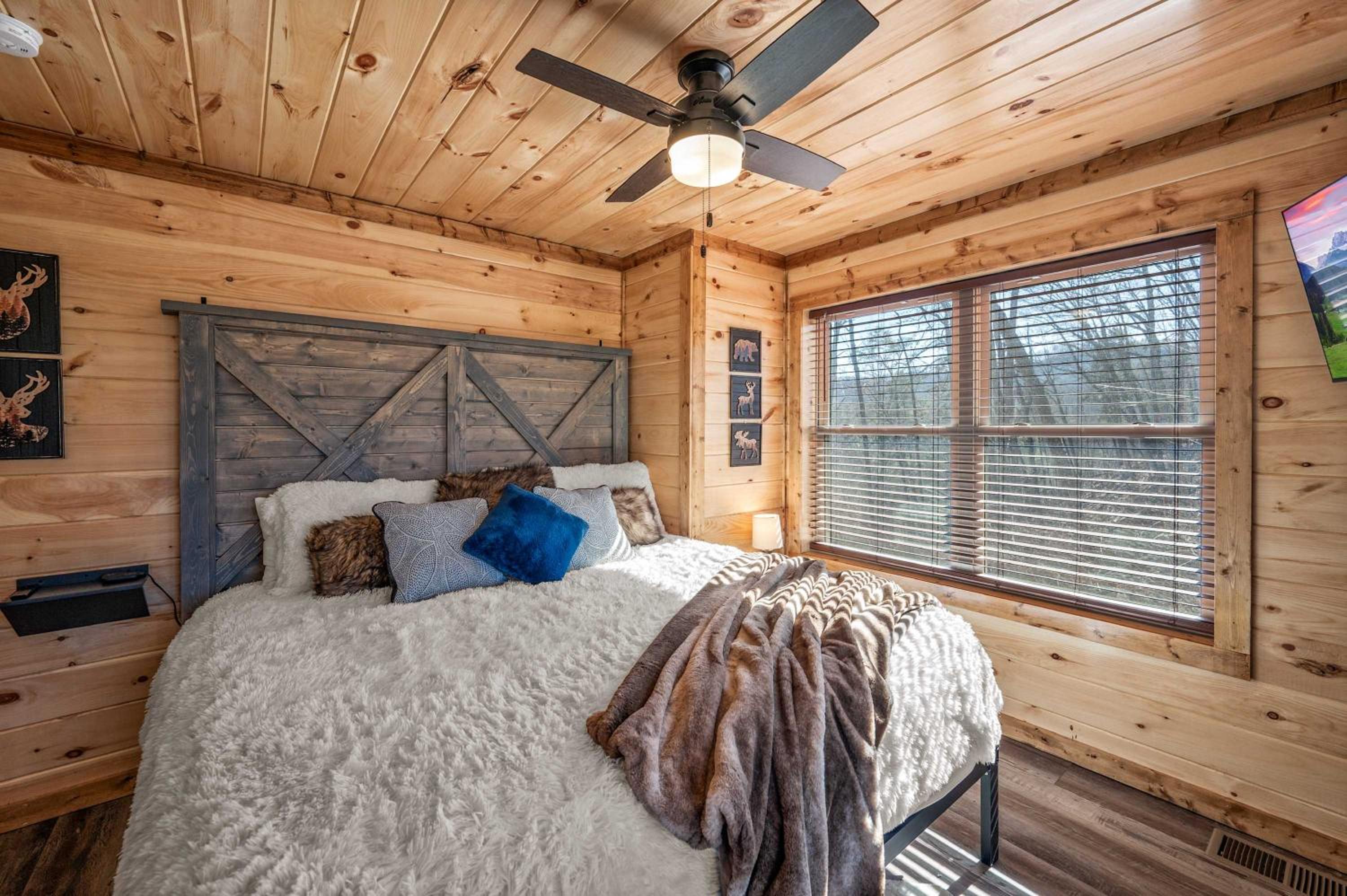 Luxury Cabin with Hot Tub and Resort Access