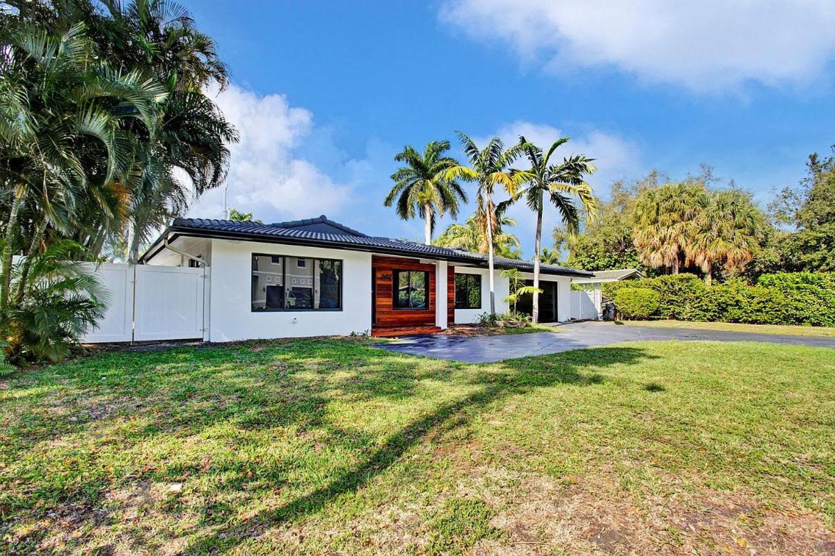 Coral Lane by Rove Travel - Home with Pool & BBQ
