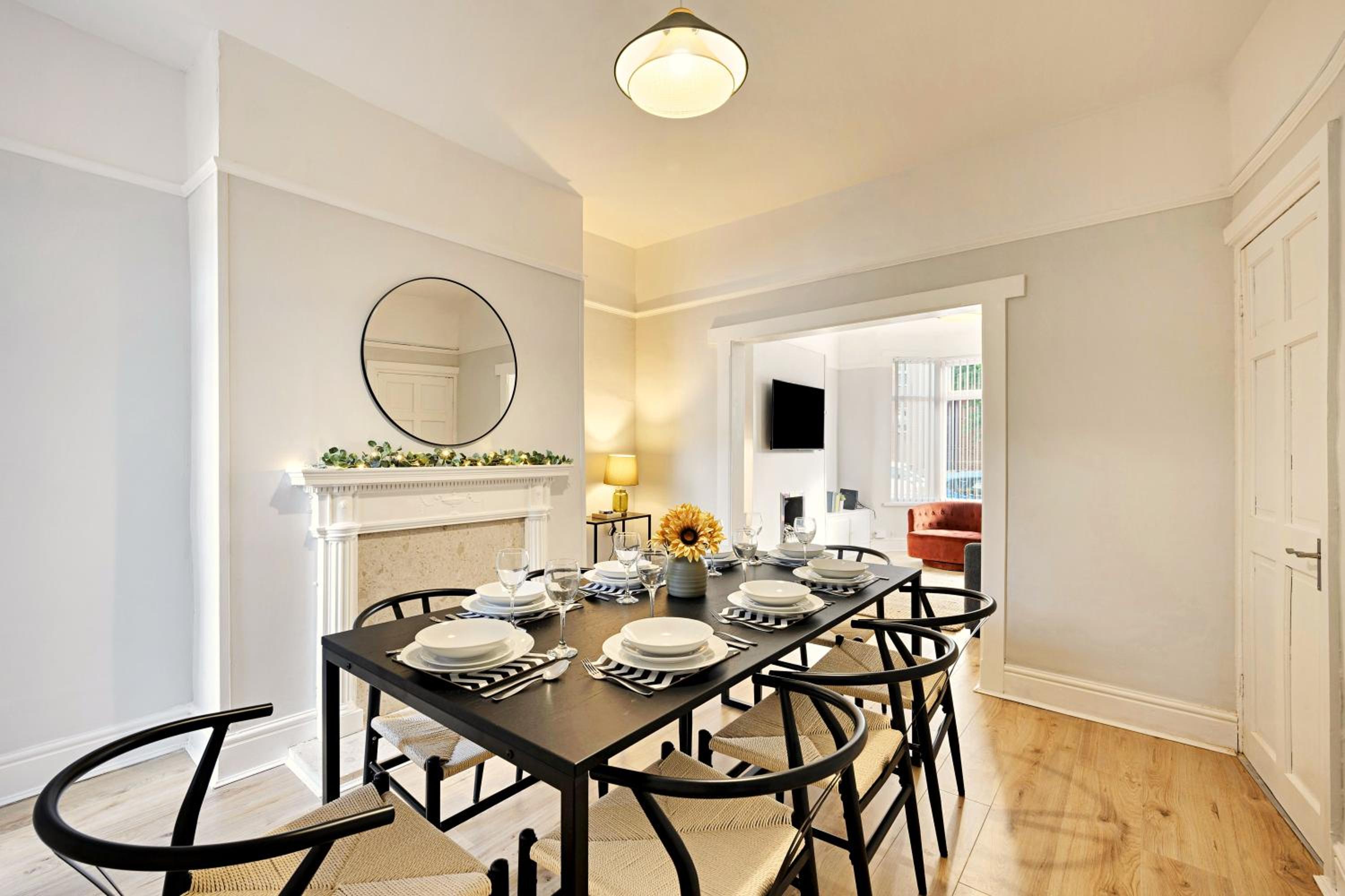 Balfour House - Air Host & Stay - Sleeps 8, free parking