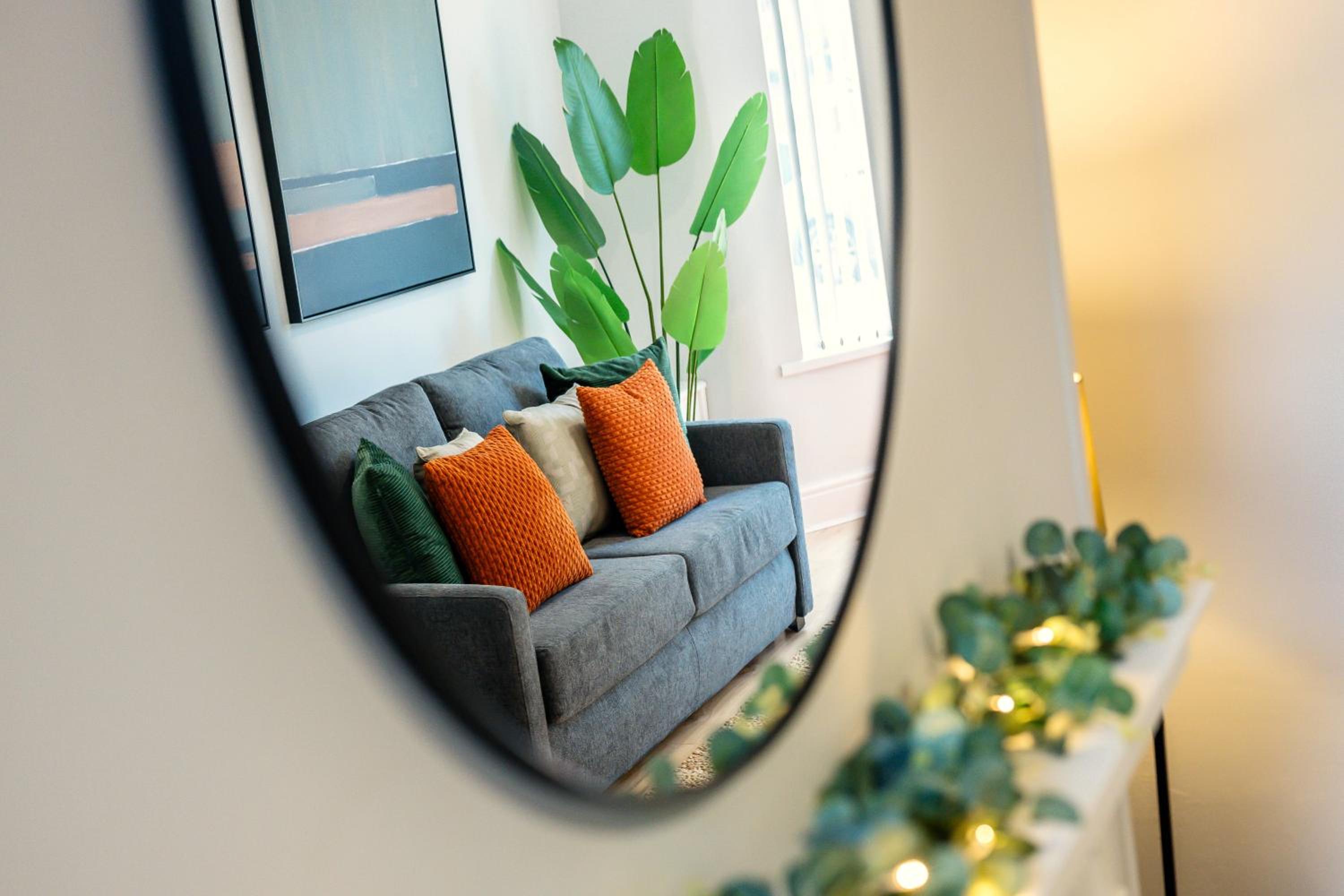 Balfour House - Air Host & Stay - Sleeps 8, free parking