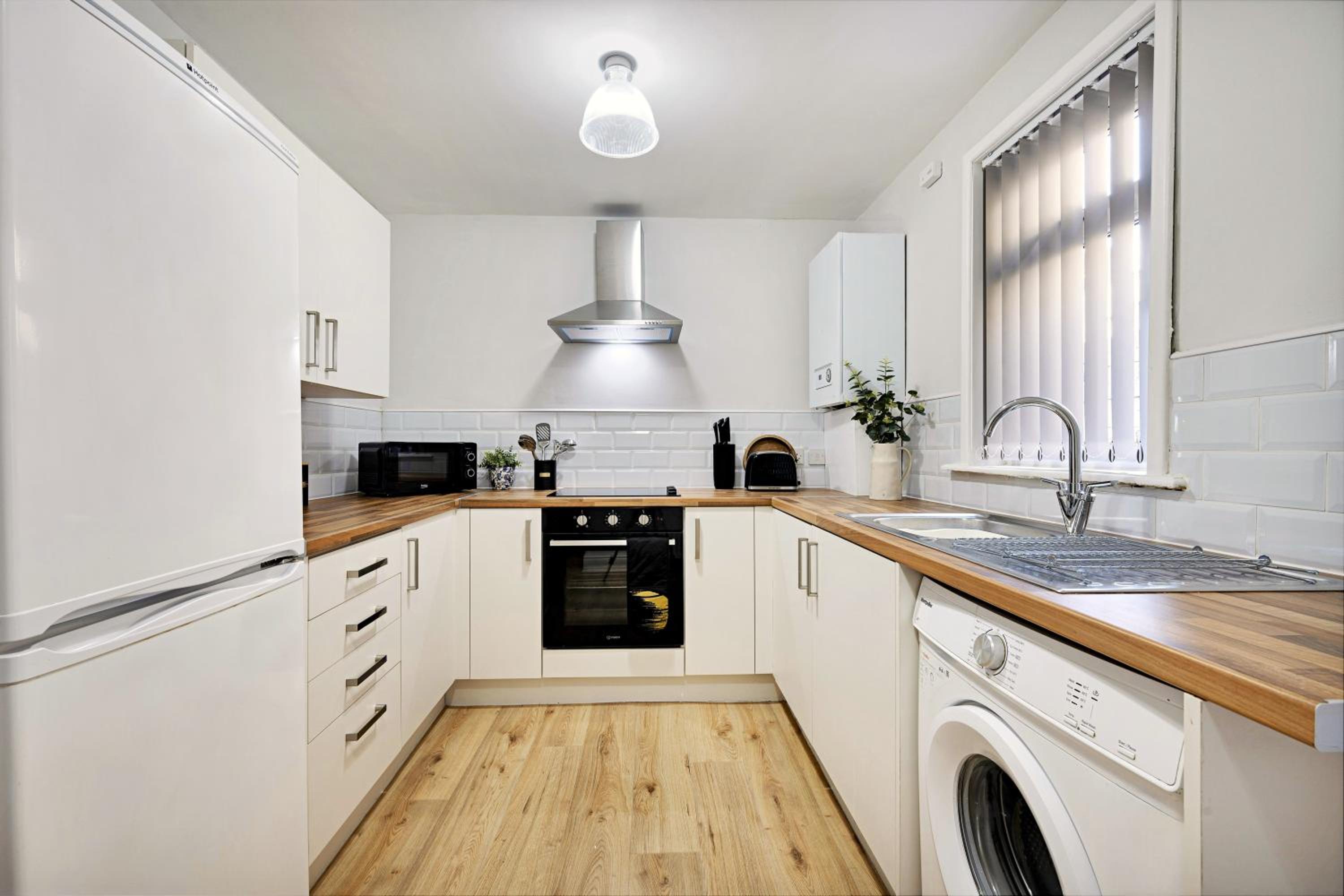 Balfour House - Air Host & Stay - Sleeps 8, free parking