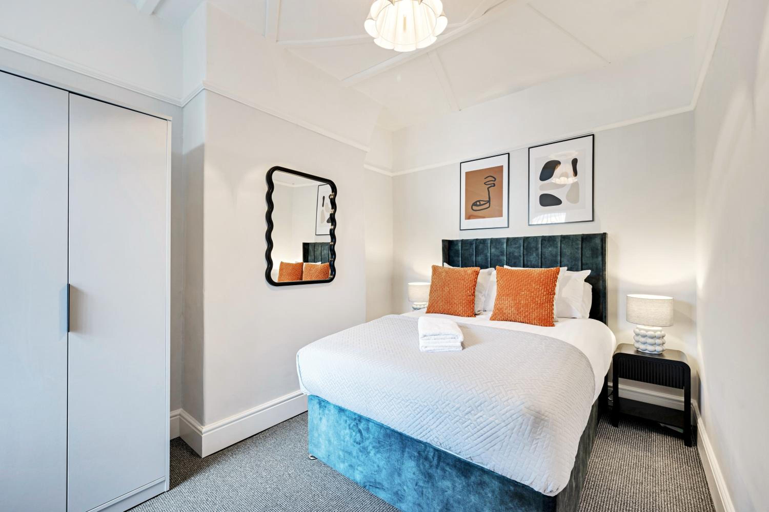 Balfour House - Air Host & Stay - Sleeps 8, free parking