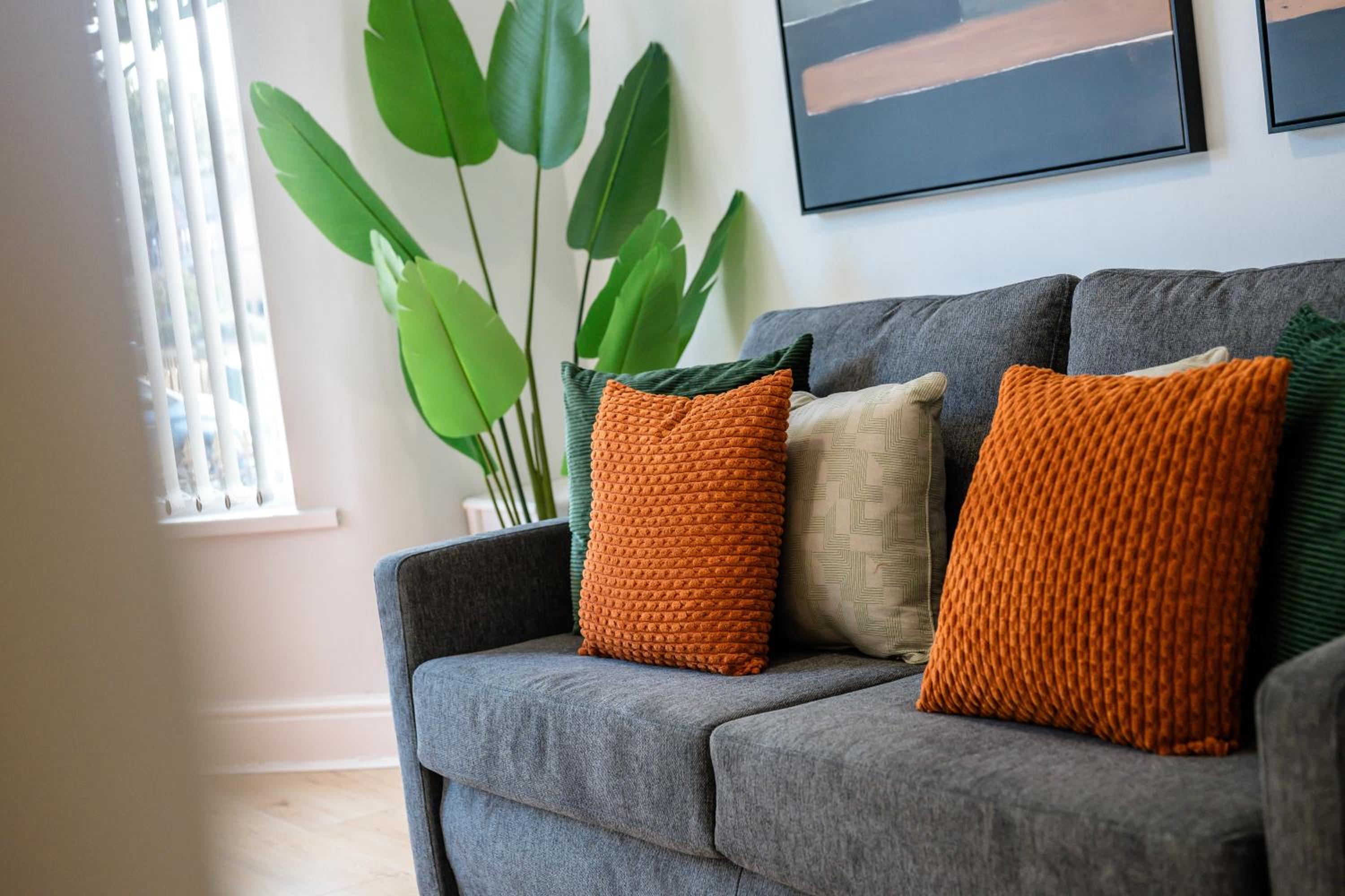 Balfour House - Air Host & Stay - Sleeps 8, free parking
