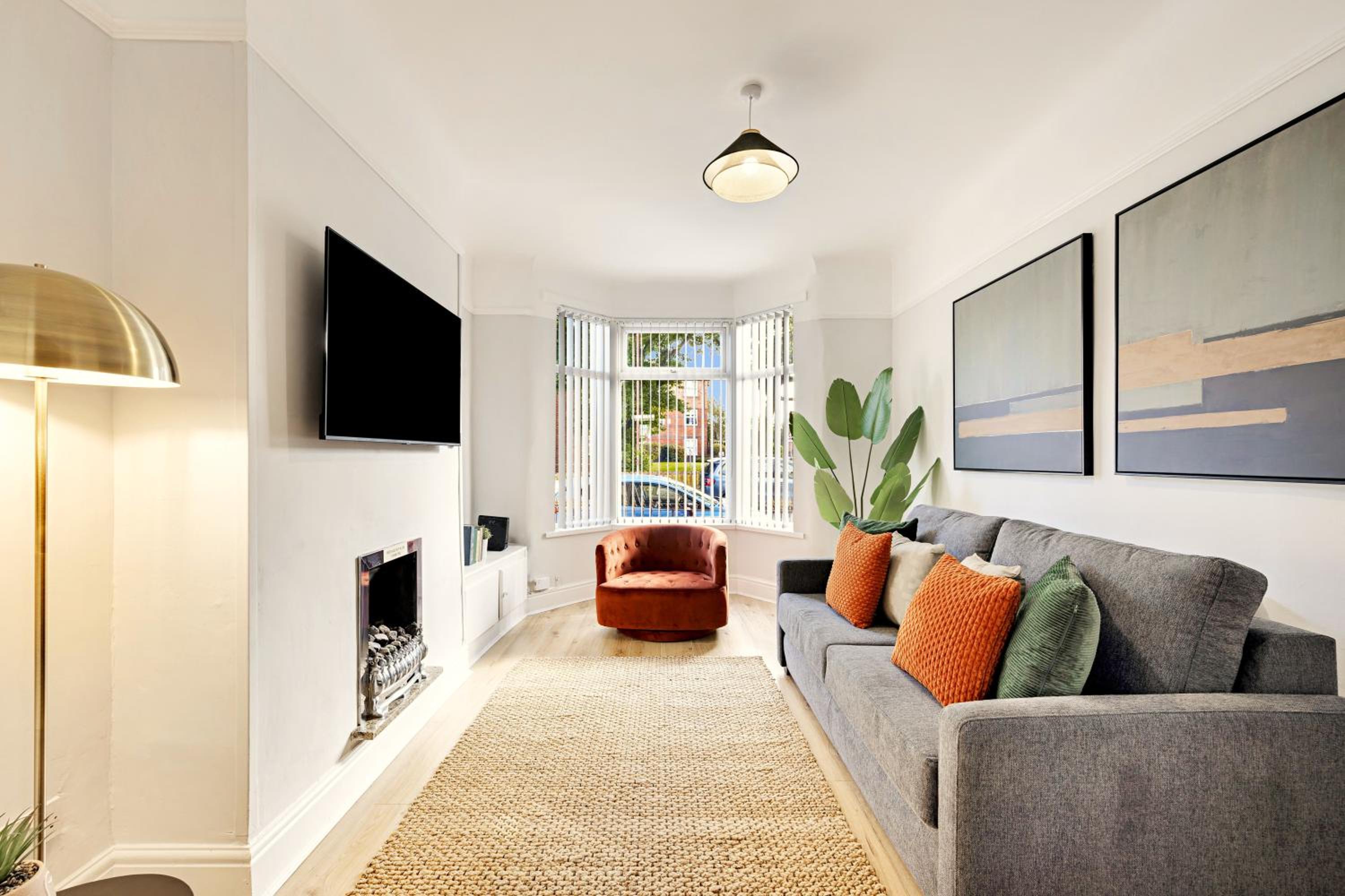 Balfour House - Air Host & Stay - Sleeps 8, free parking