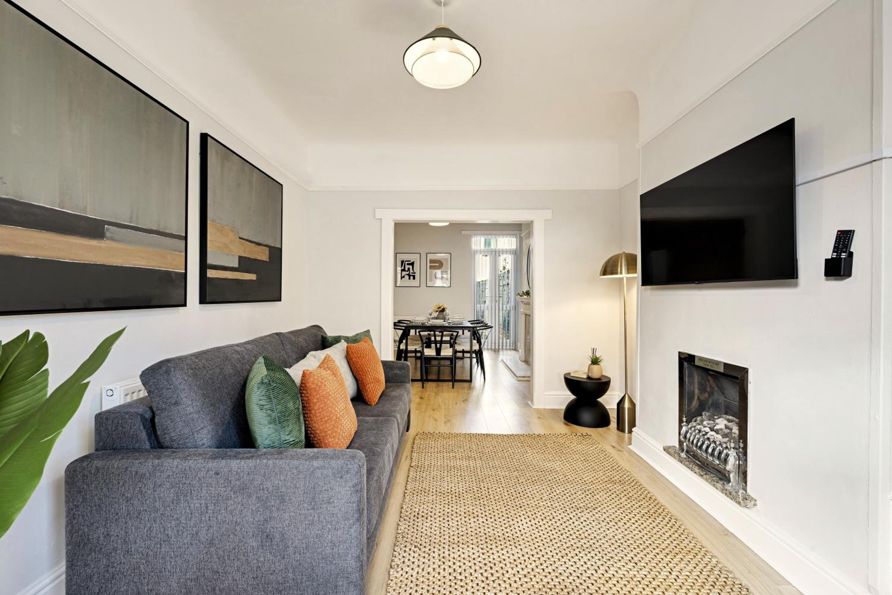 Balfour House - Air Host & Stay - Sleeps 8, free parking