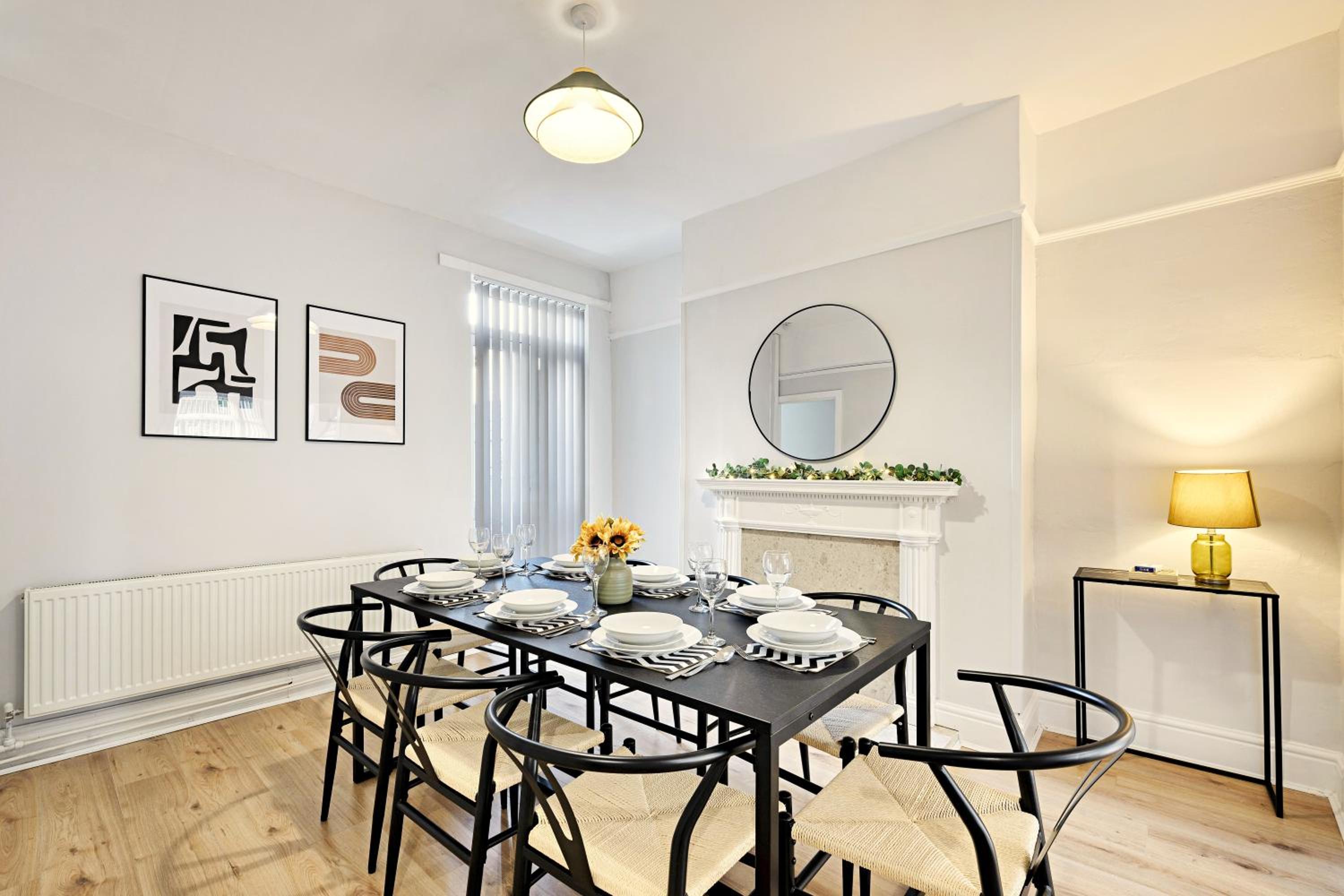 Balfour House - Air Host & Stay - Sleeps 8, free parking
