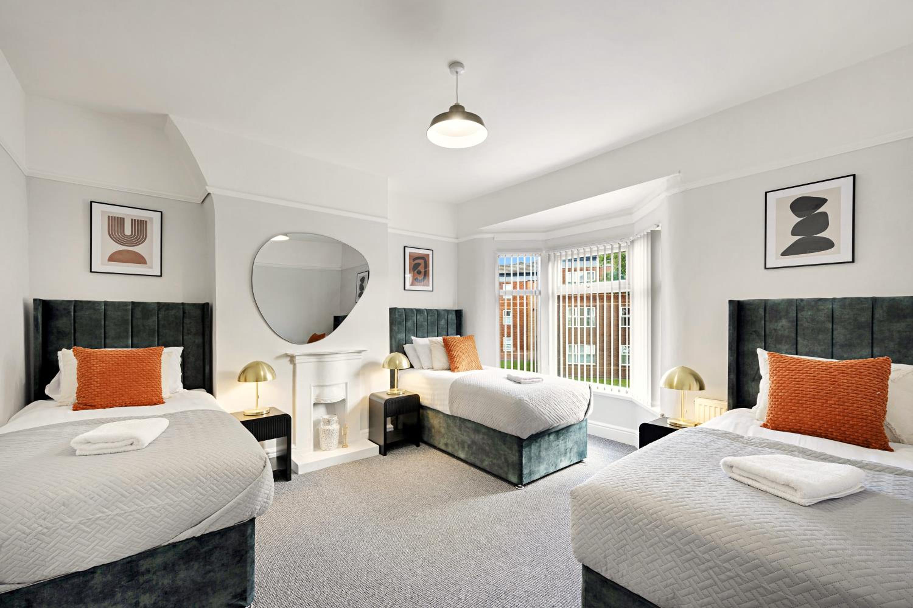 Balfour House - Air Host & Stay - Sleeps 8, free parking
