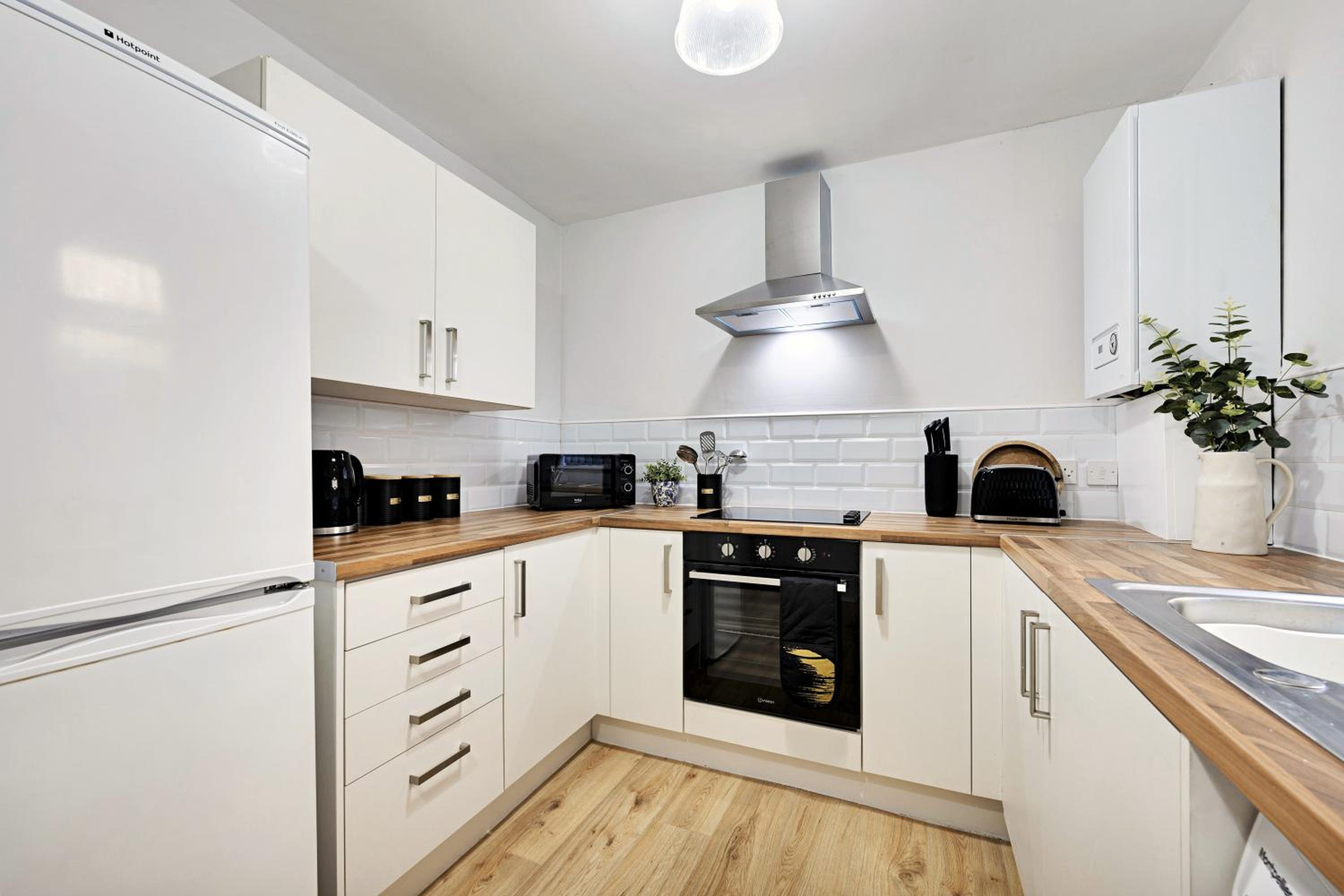 Balfour House - Air Host & Stay - Sleeps 8, free parking