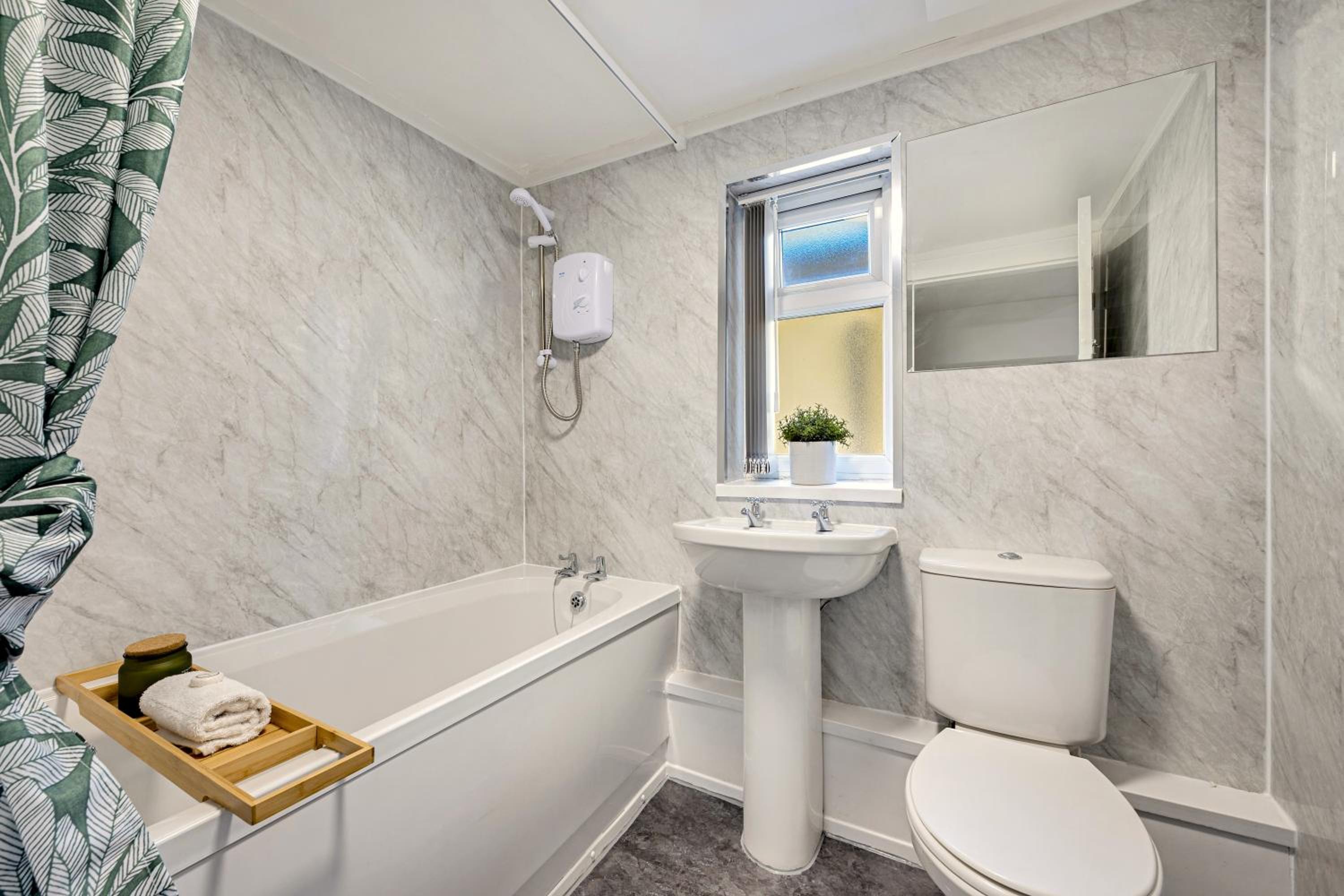 Balfour House - Air Host & Stay - Sleeps 8, free parking