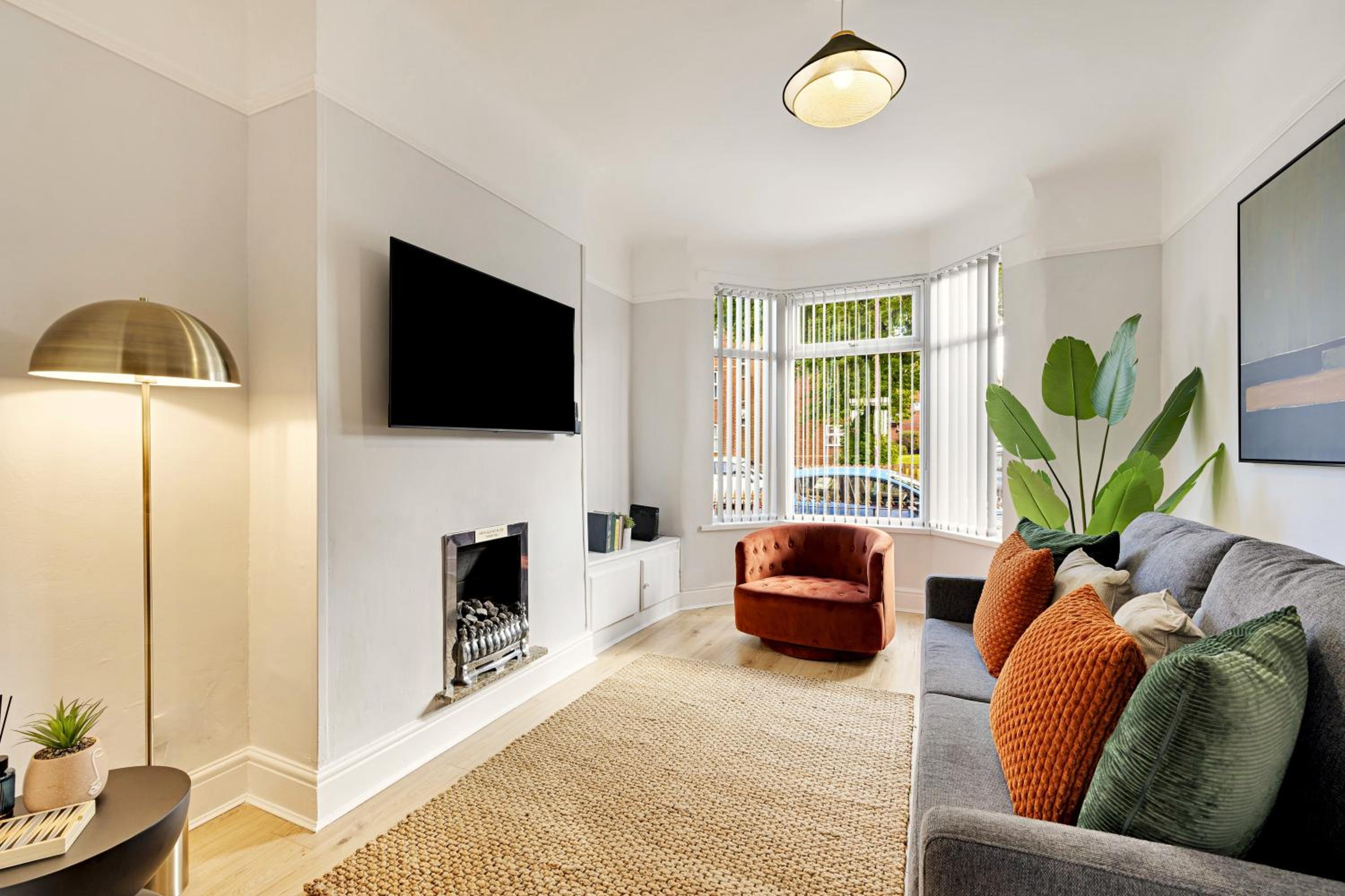 Balfour House - Air Host & Stay - Sleeps 8, free parking