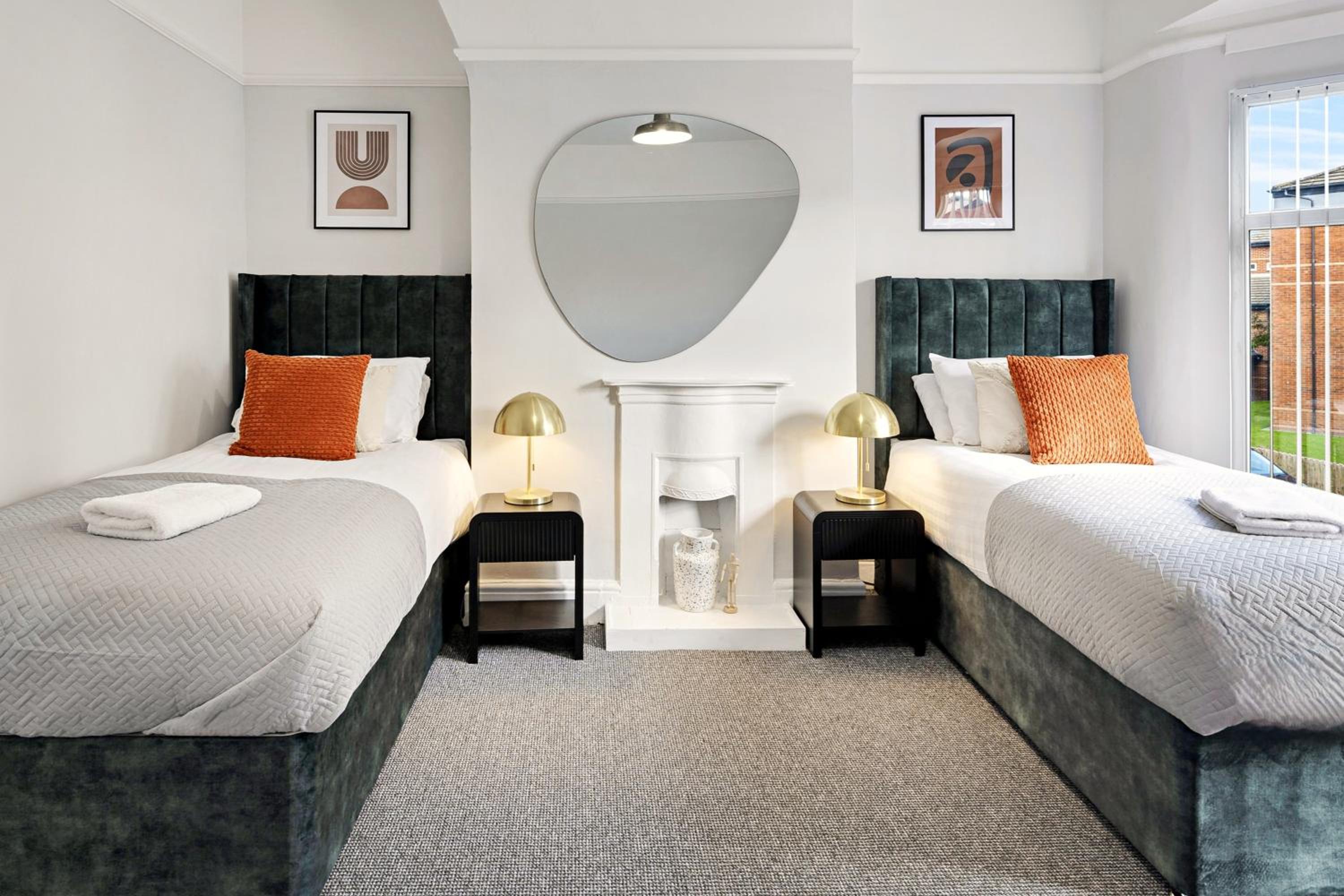 Balfour House - Air Host & Stay - Sleeps 8, free parking
