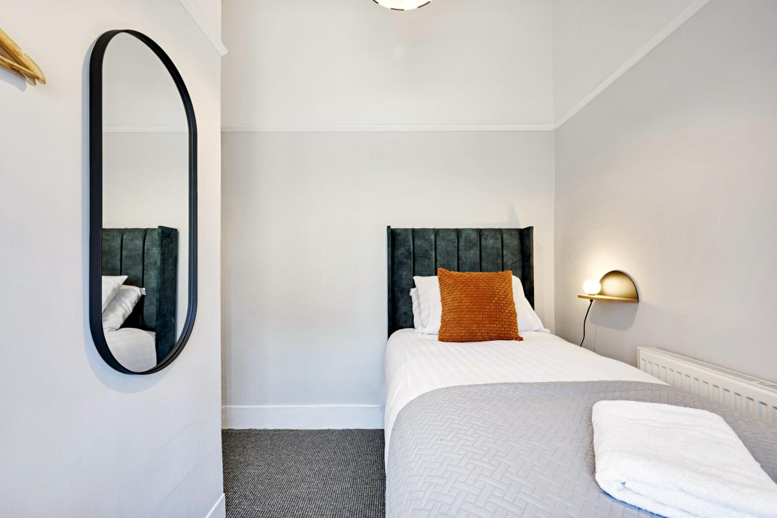Balfour House - Air Host & Stay - Sleeps 8, free parking