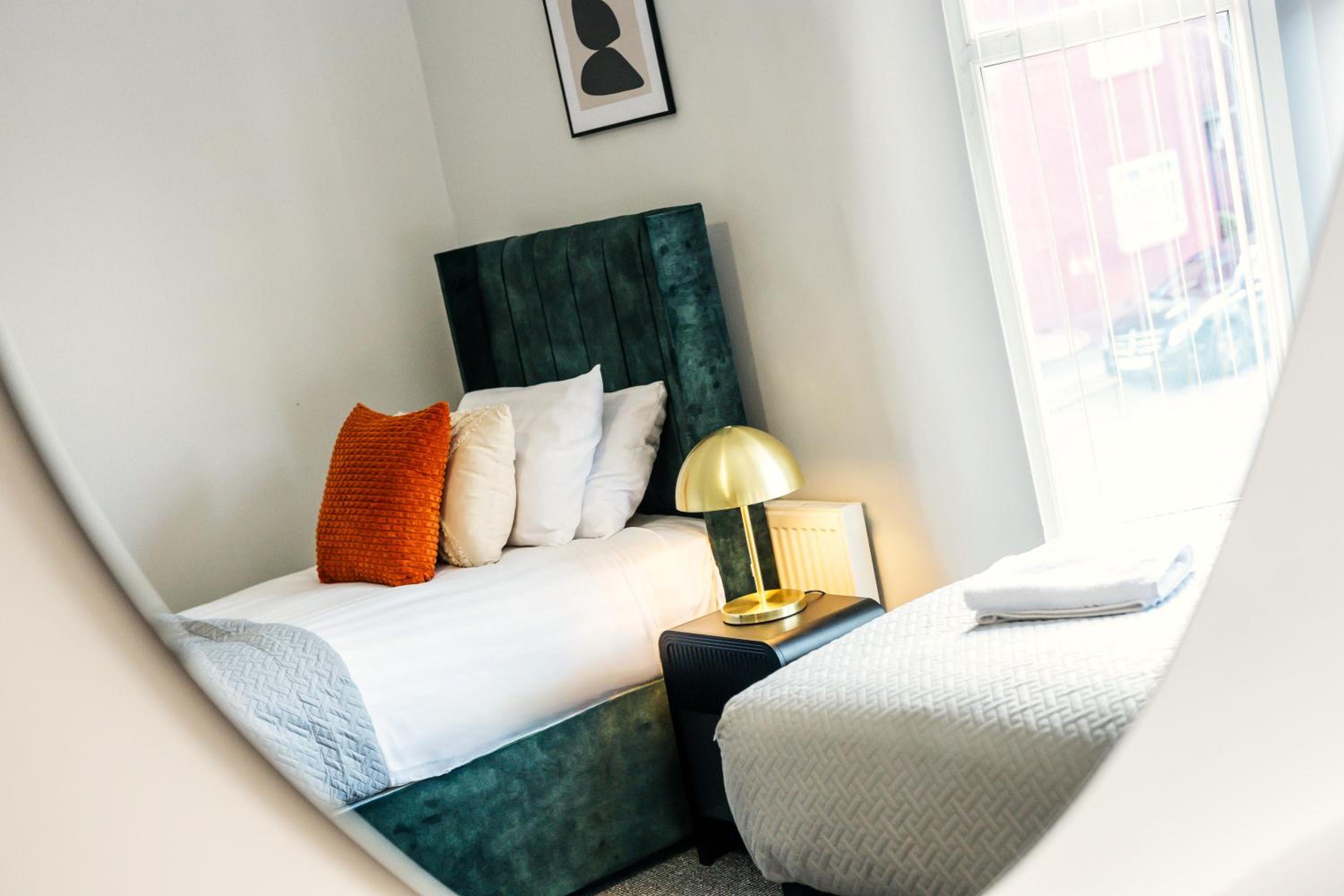 Balfour House - Air Host & Stay - Sleeps 8, free parking