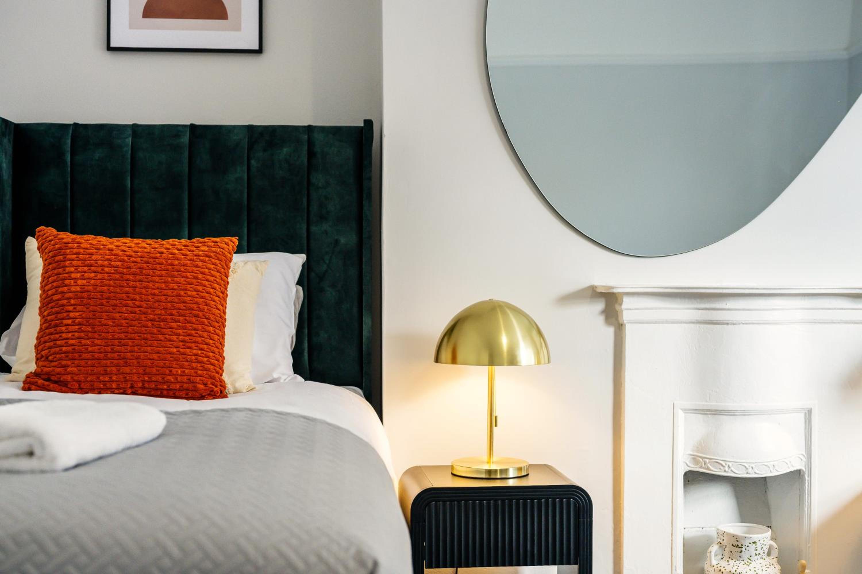 Balfour House - Air Host & Stay - Sleeps 8, free parking