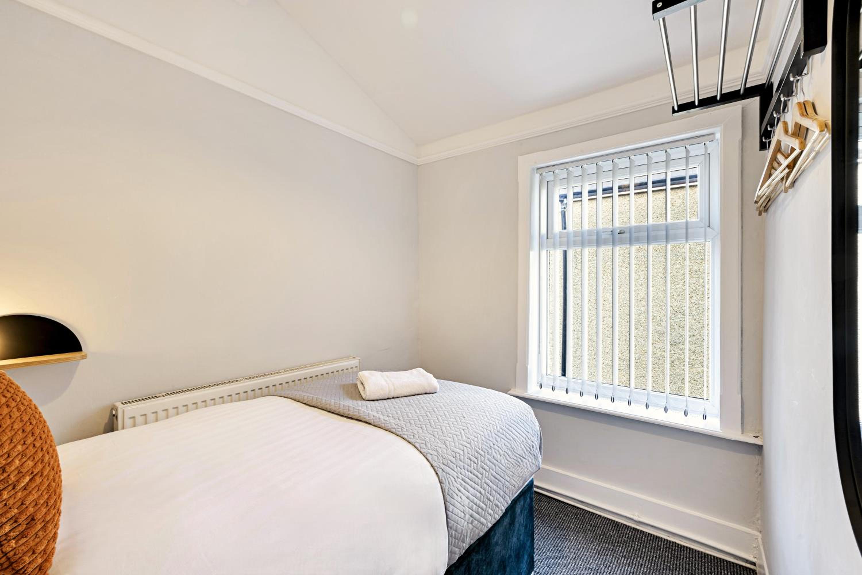 Balfour House - Air Host & Stay - Sleeps 8, free parking