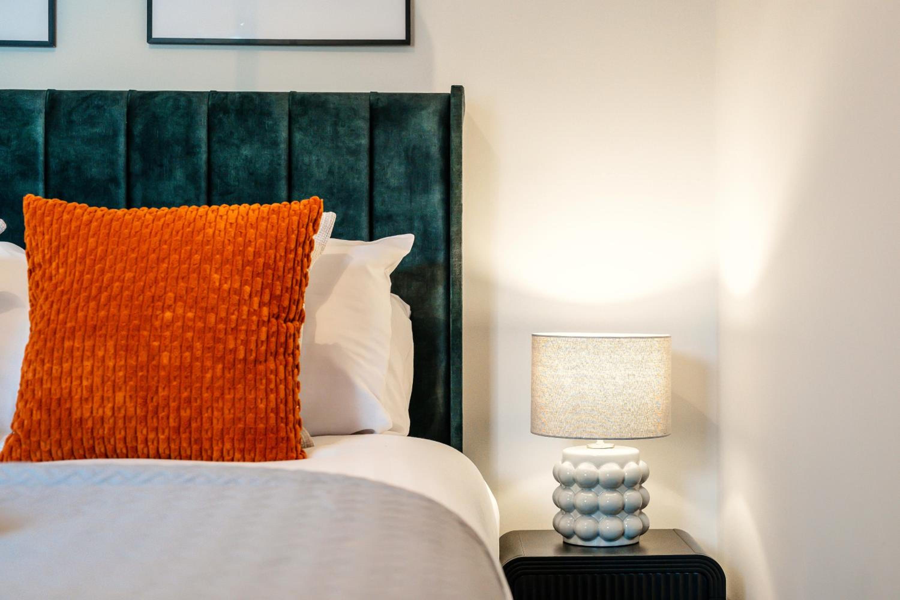 Balfour House - Air Host & Stay - Sleeps 8, free parking