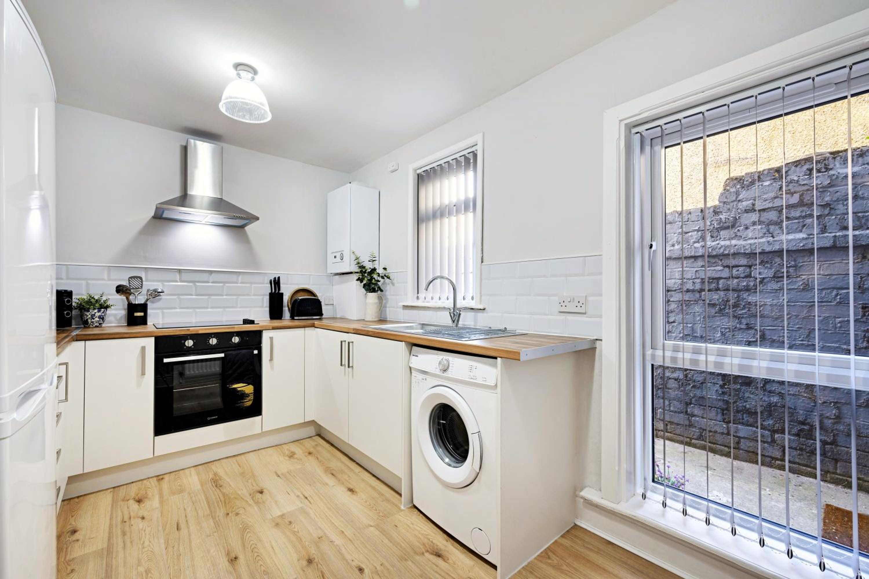 Balfour House - Air Host & Stay - Sleeps 8, free parking