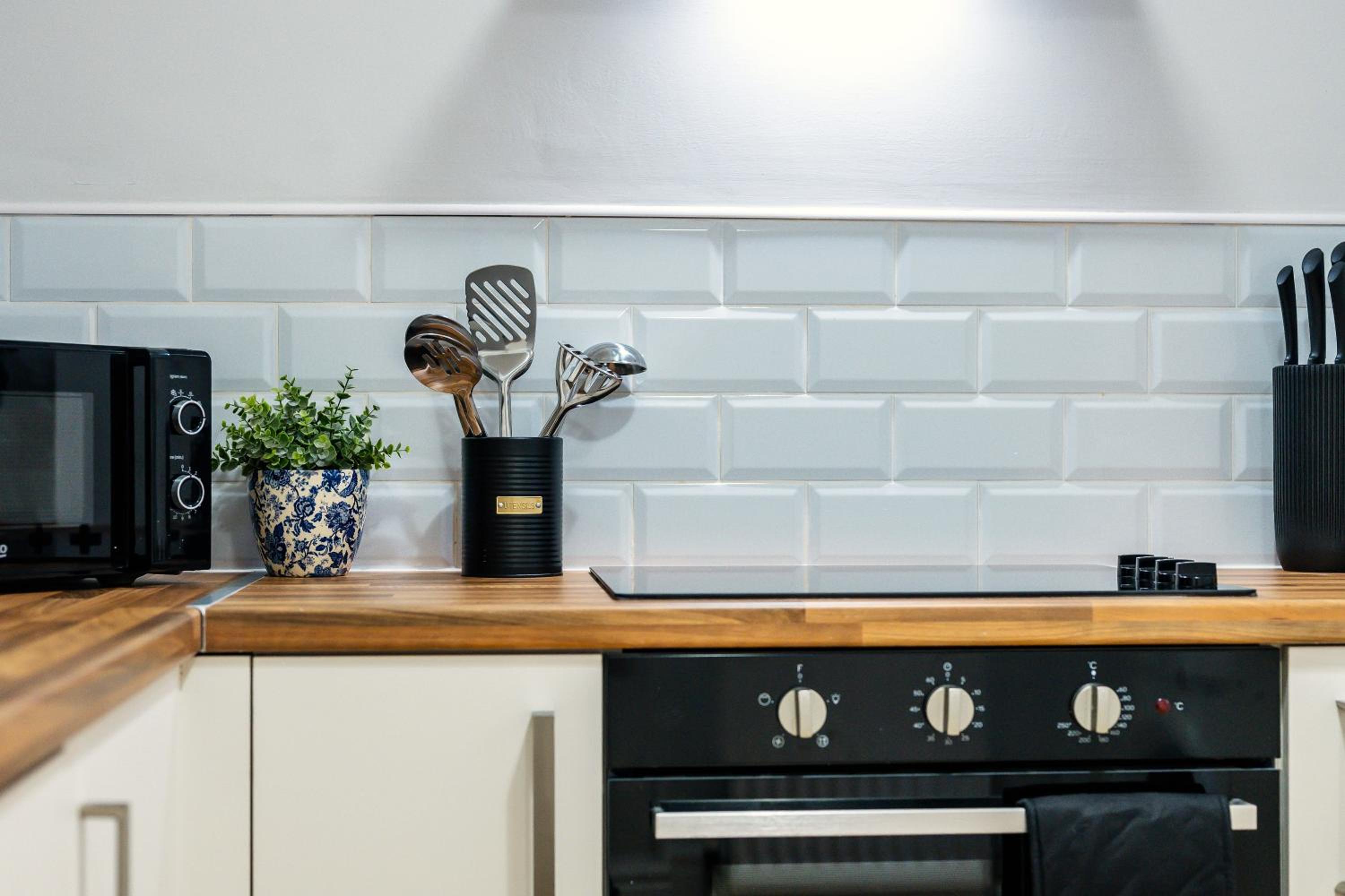 Balfour House - Air Host & Stay - Sleeps 8, free parking