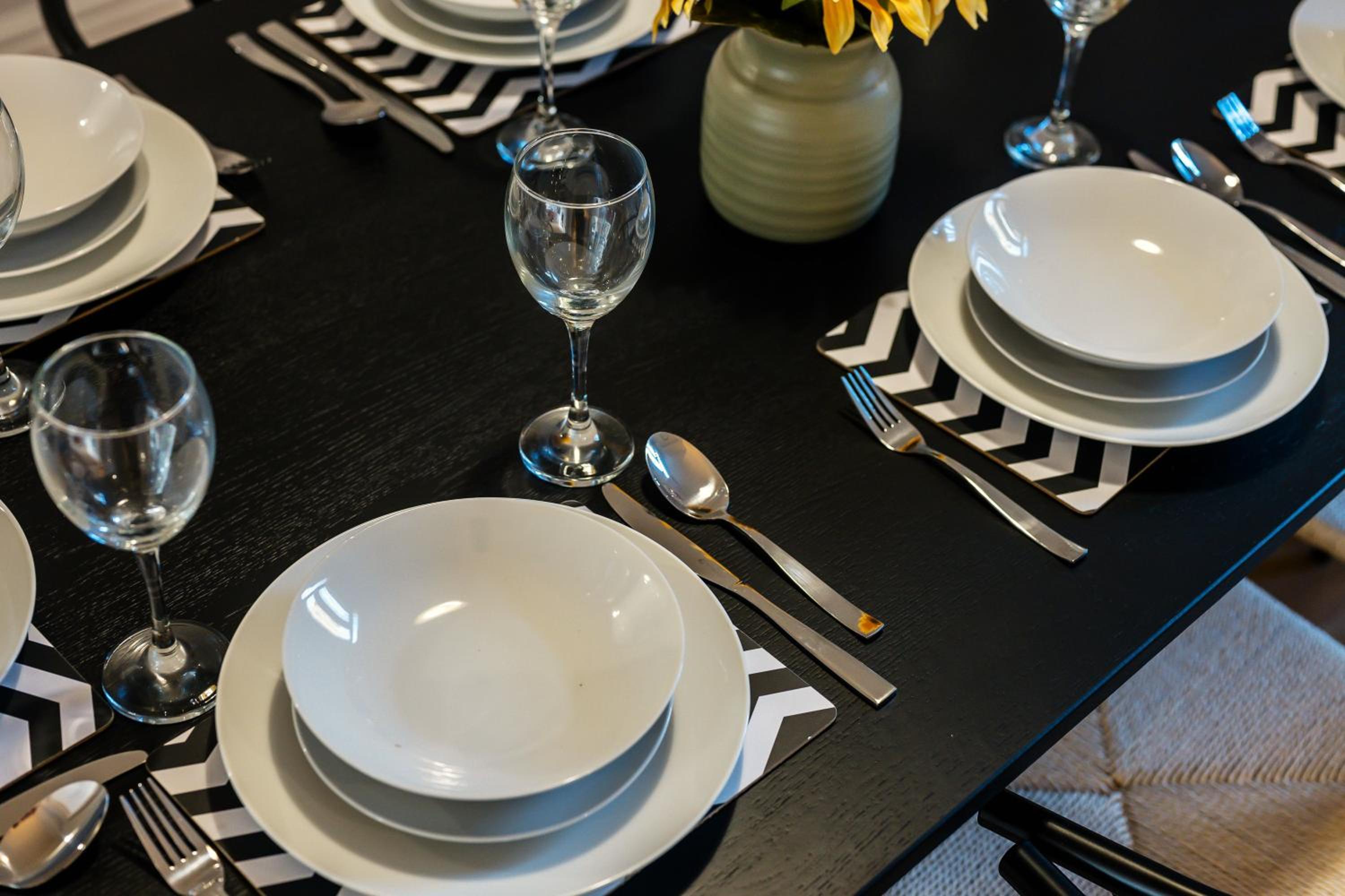 Balfour House - Air Host & Stay - Sleeps 8, free parking