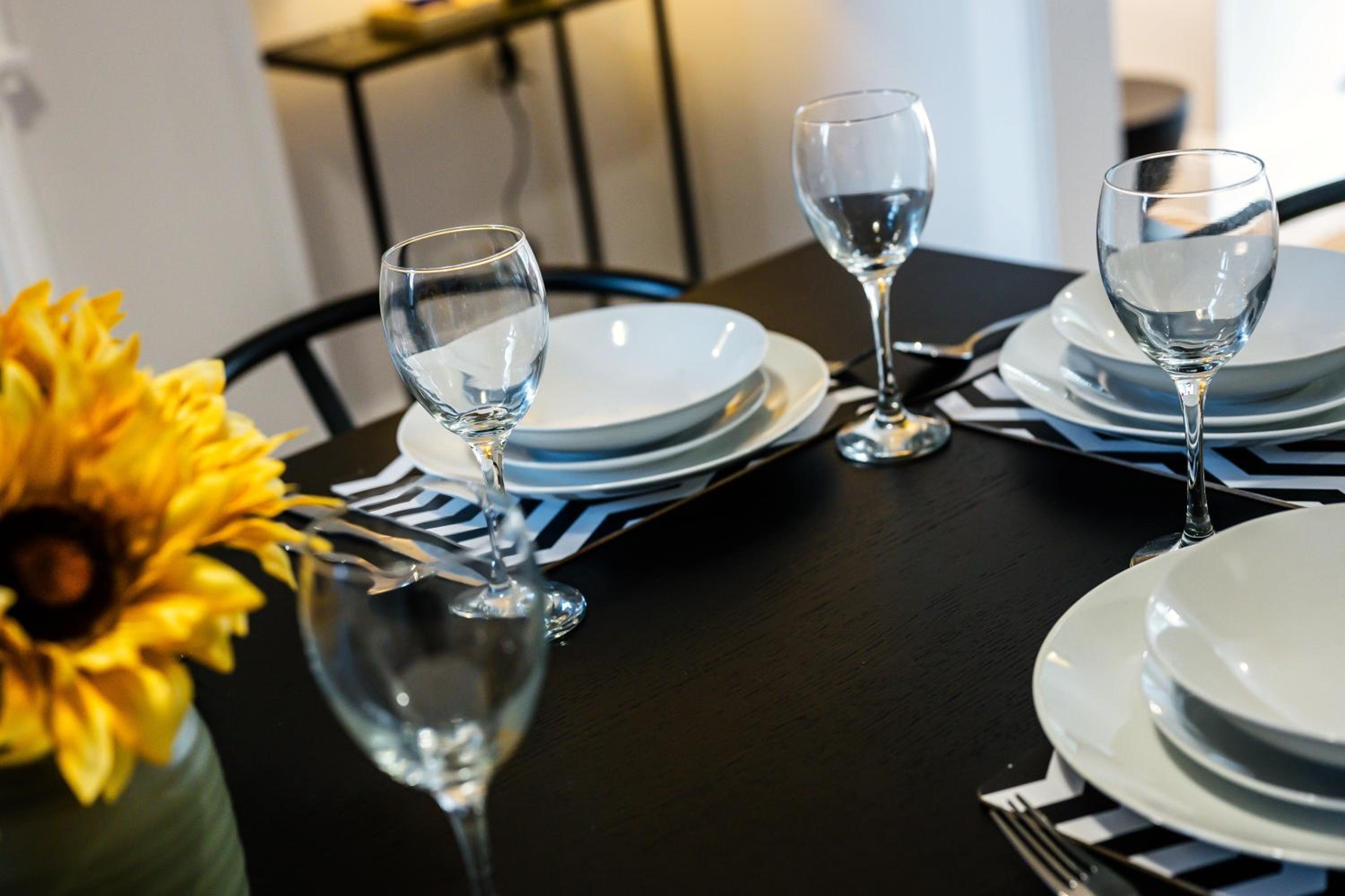 Balfour House - Air Host & Stay - Sleeps 8, free parking