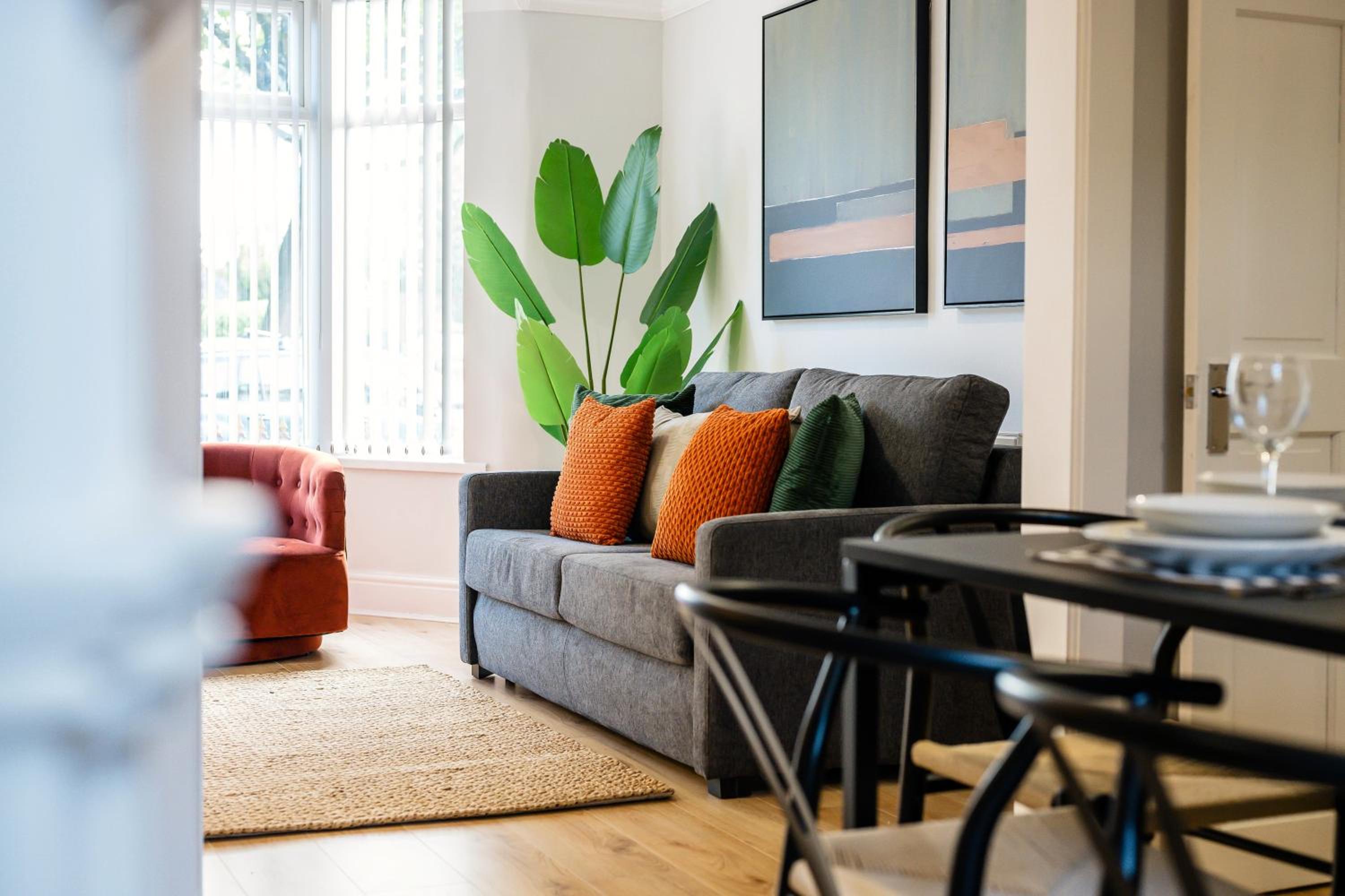 Balfour House - Air Host & Stay - Sleeps 8, free parking