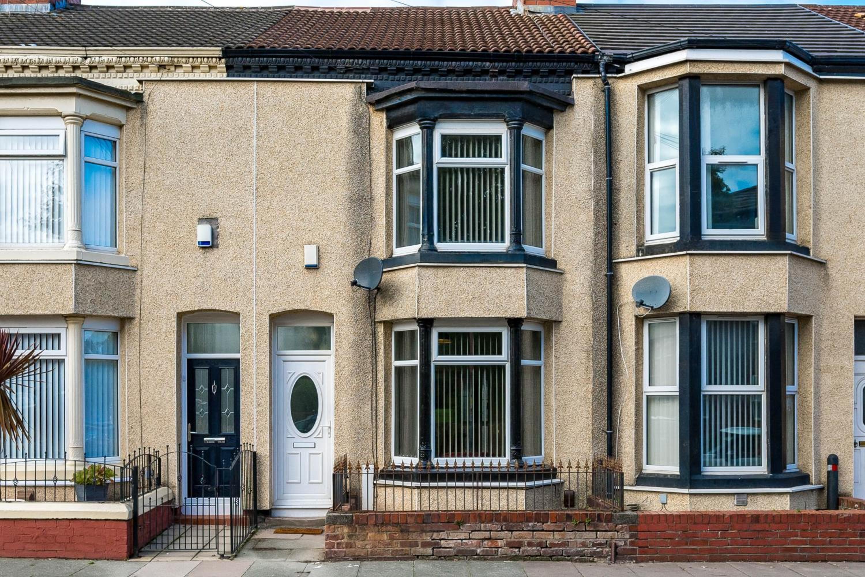 Balfour House - Air Host & Stay - Sleeps 8, free parking