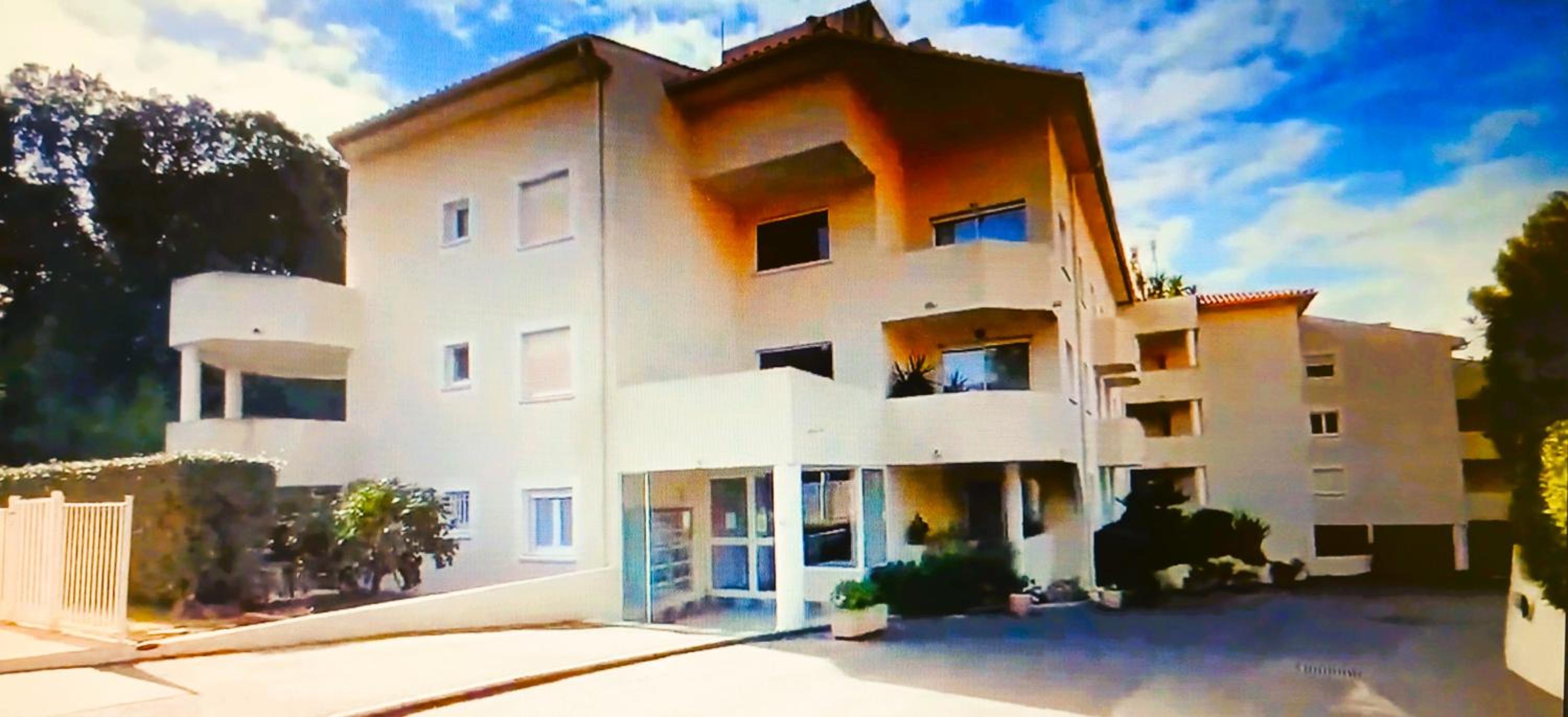 T2 35m2 clim, piscine, balcon et parking privé à 2 pas du port Santa Lucia