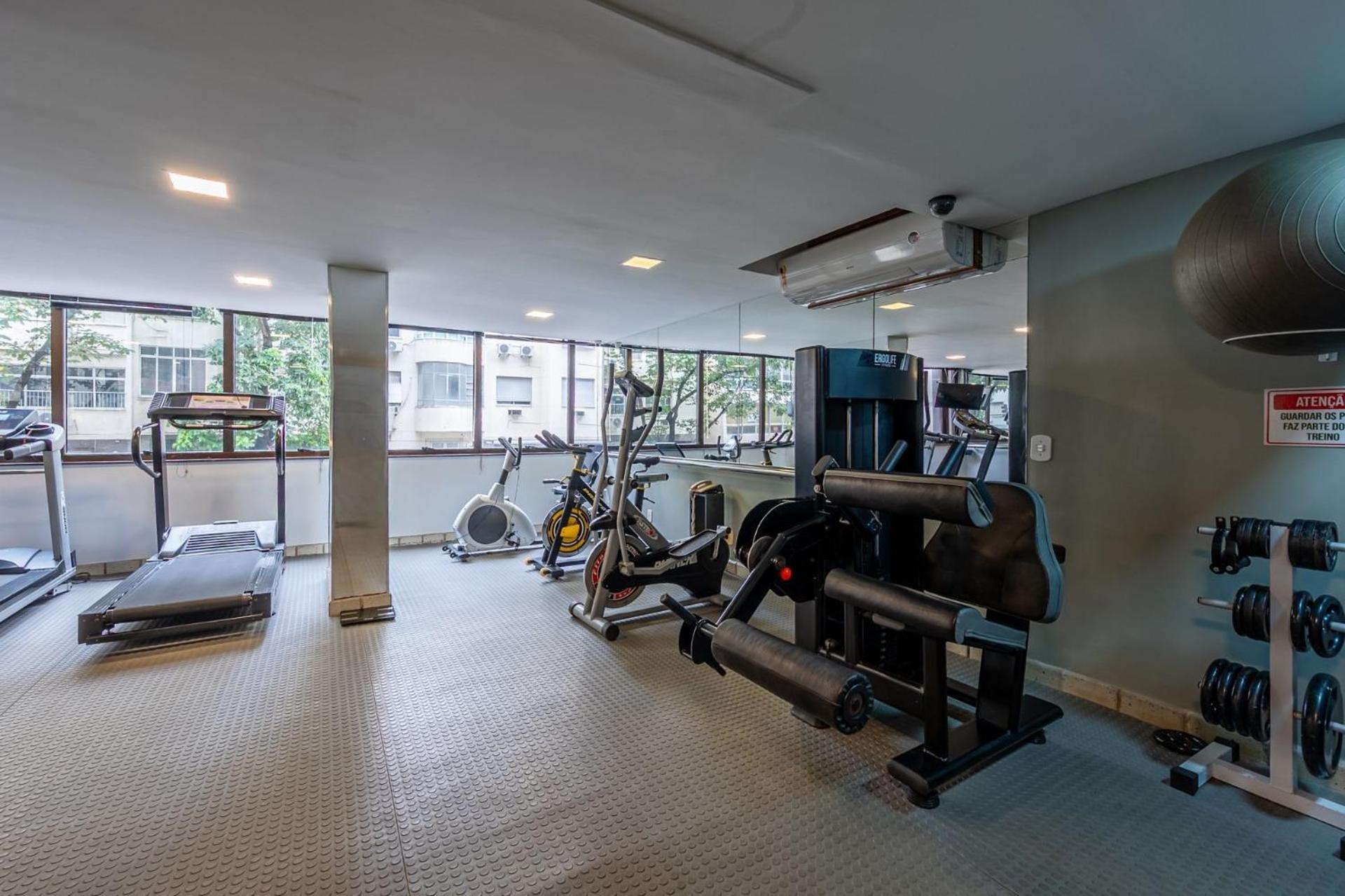 Swimming pool, sauna, and gym on Arpoador