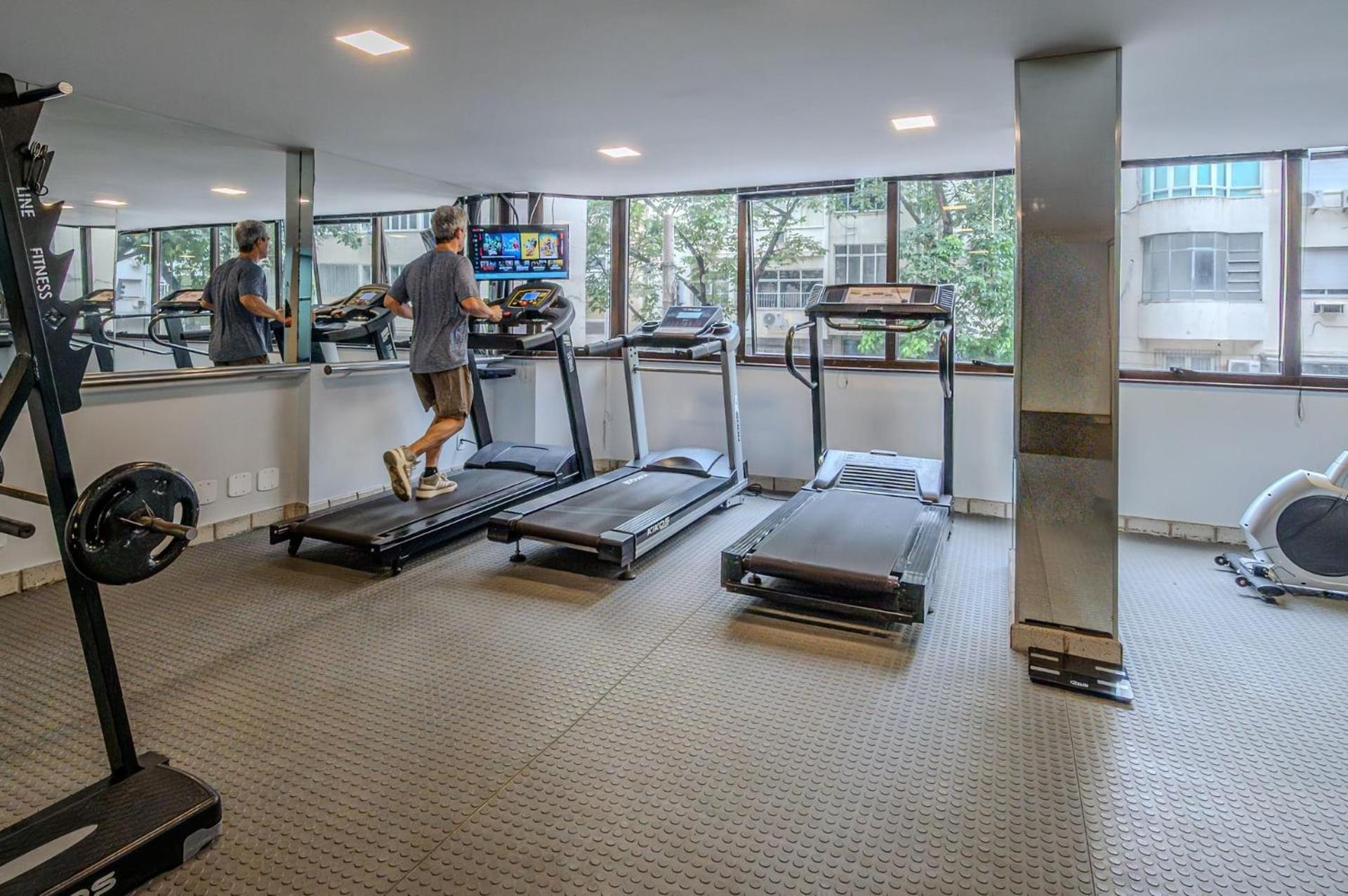 Swimming pool, sauna, and gym on Arpoador