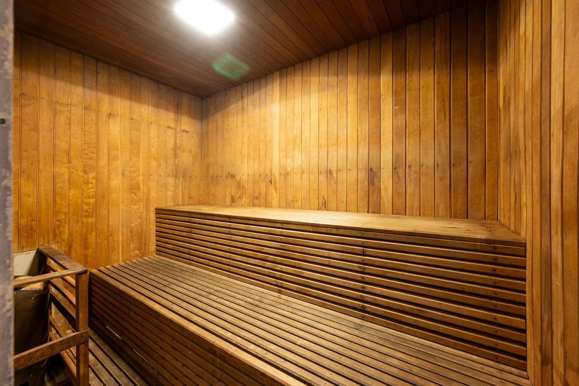 Swimming pool, sauna, and gym on Arpoador