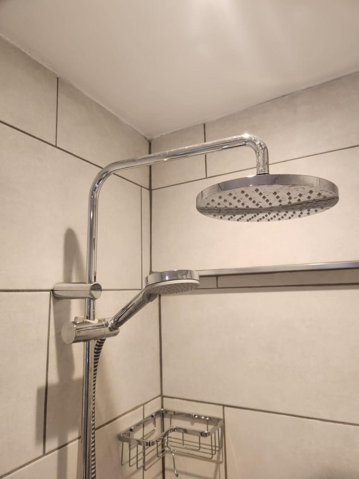 Cosy Suite with Private Access in London Putney