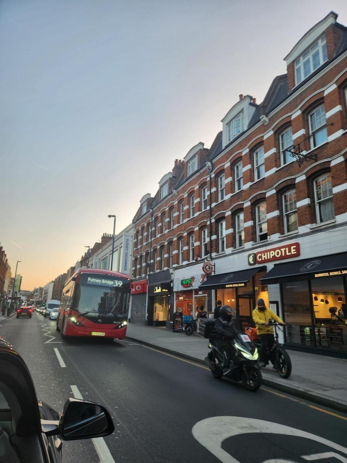 Cosy Suite with Private Access in London Putney