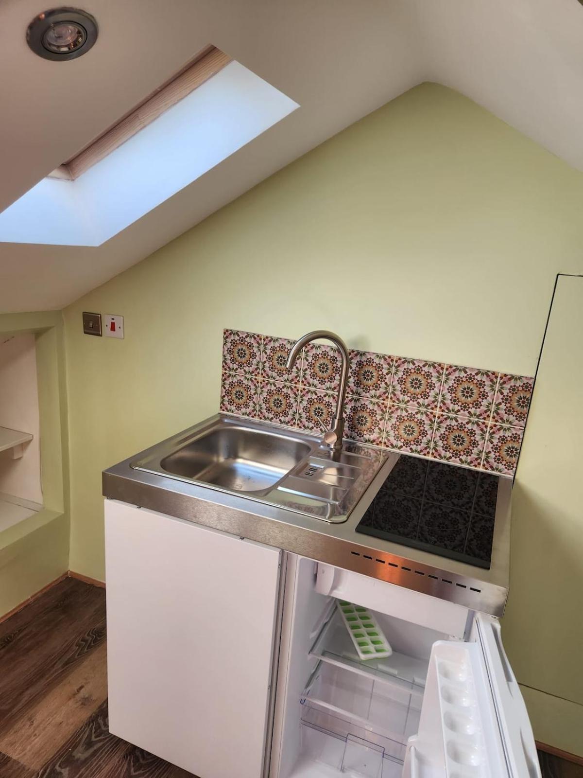 Cosy Suite with Private Access in London Putney