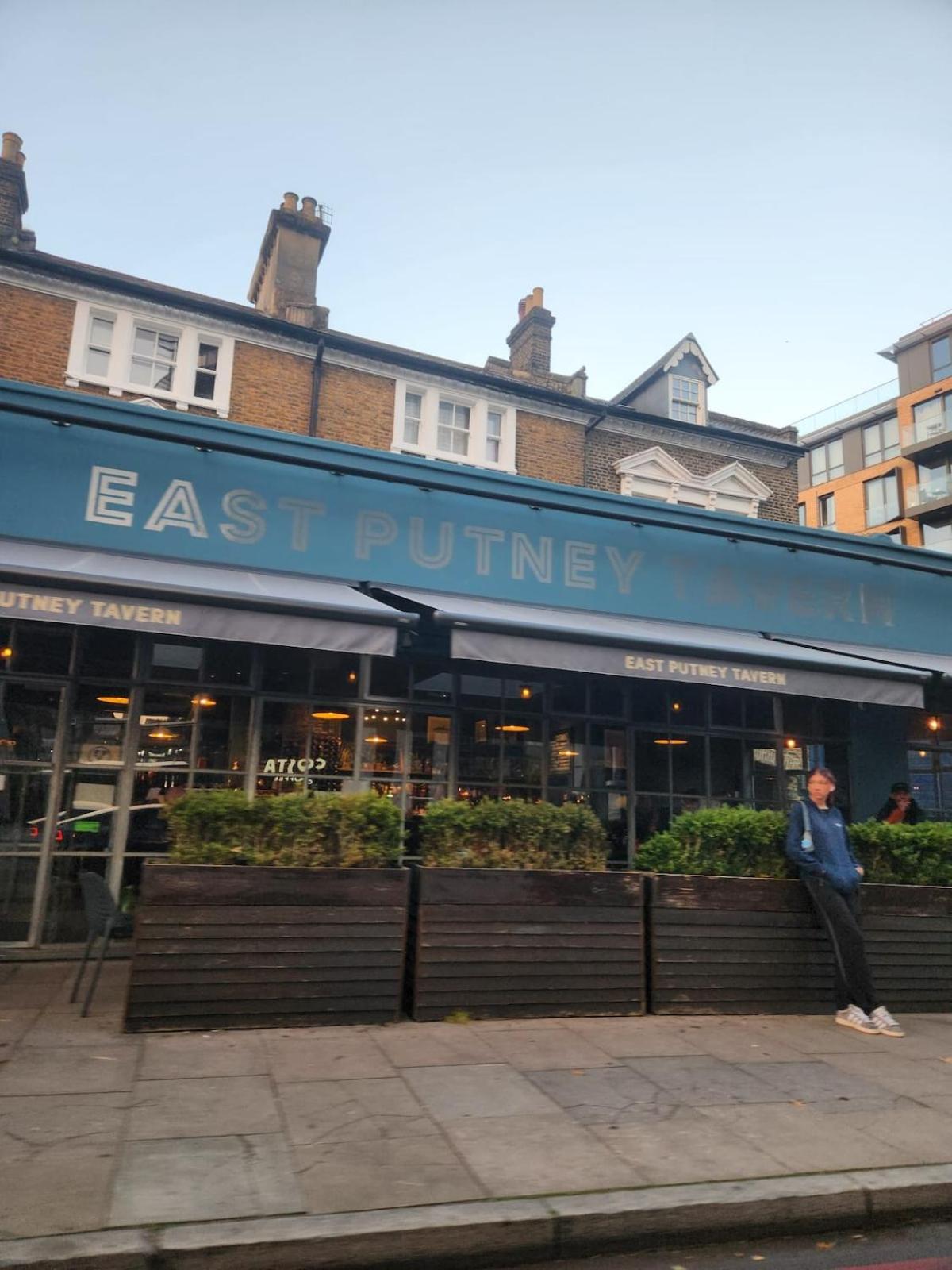 Cosy Suite with Private Access in London Putney