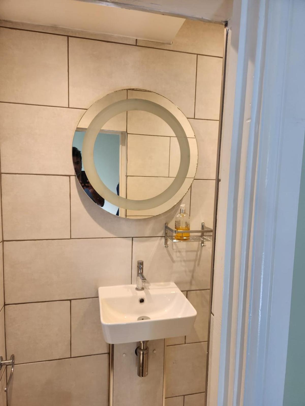 Cosy Suite with Private Access in London Putney