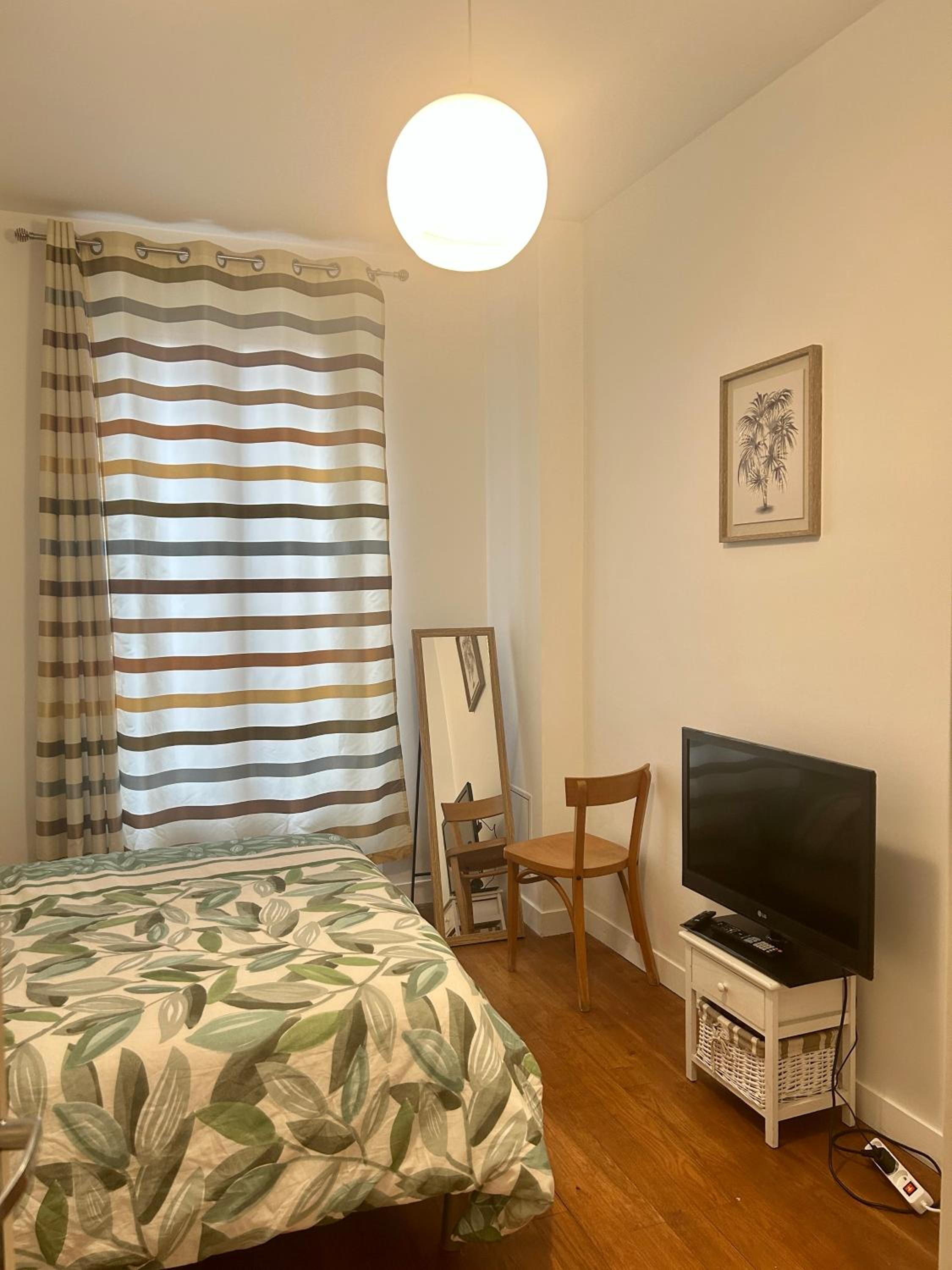 Comfort Parisian Room and Sofa Bed 1 min to Metro M4 & T3A