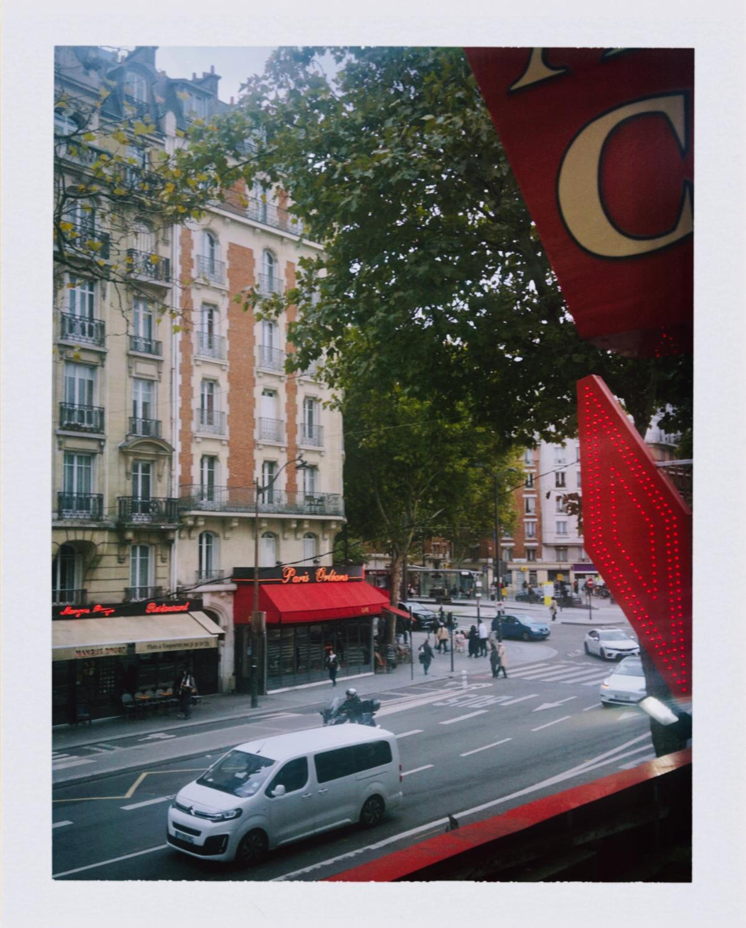 Comfort Parisian Room and Sofa Bed 1 min to Metro M4 & T3A