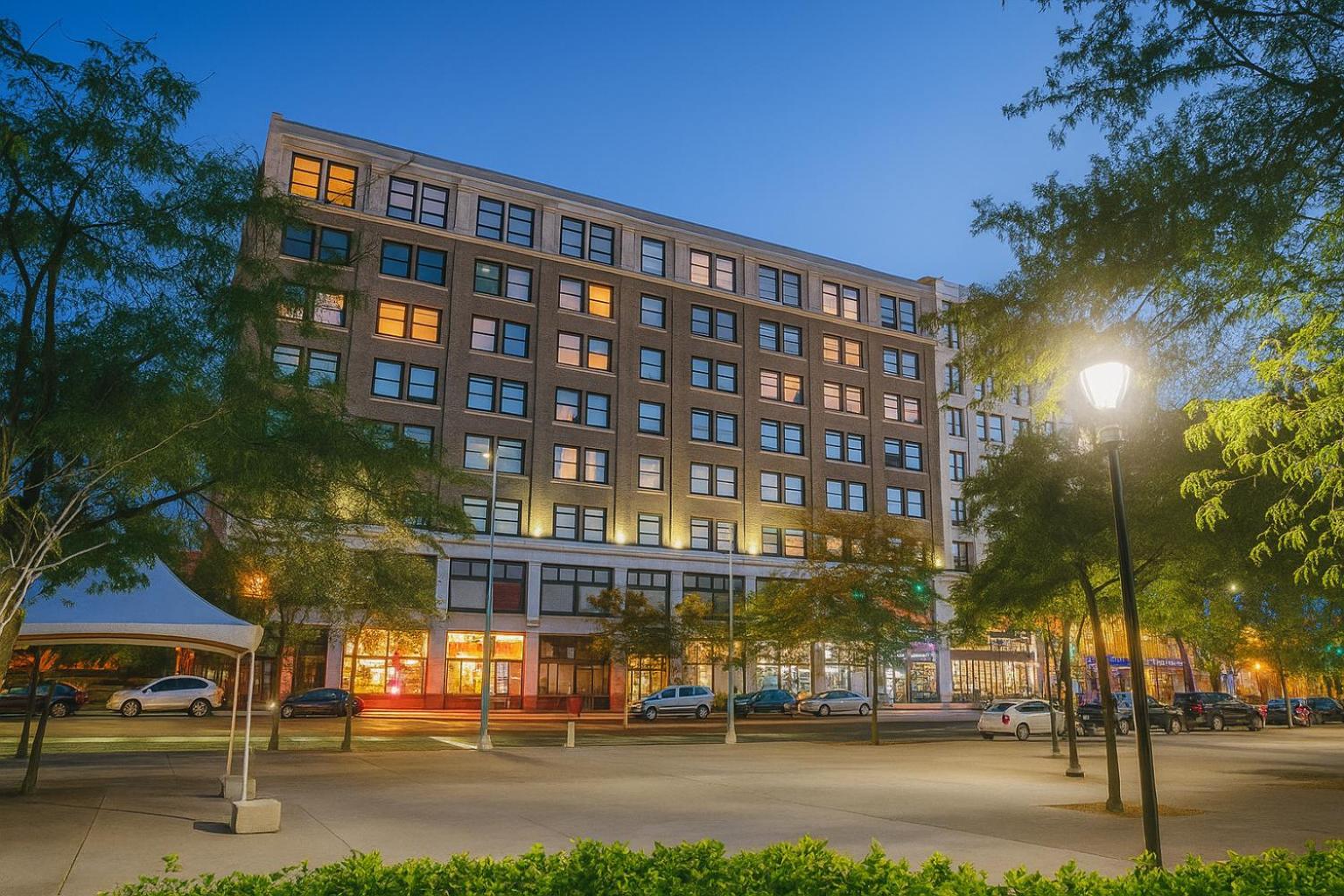 Spacious Loft with Fireplace - near CSU, Playhouse, Progressive field, R&R Hall of Fame with Gym & Sauna and Sleeps 12