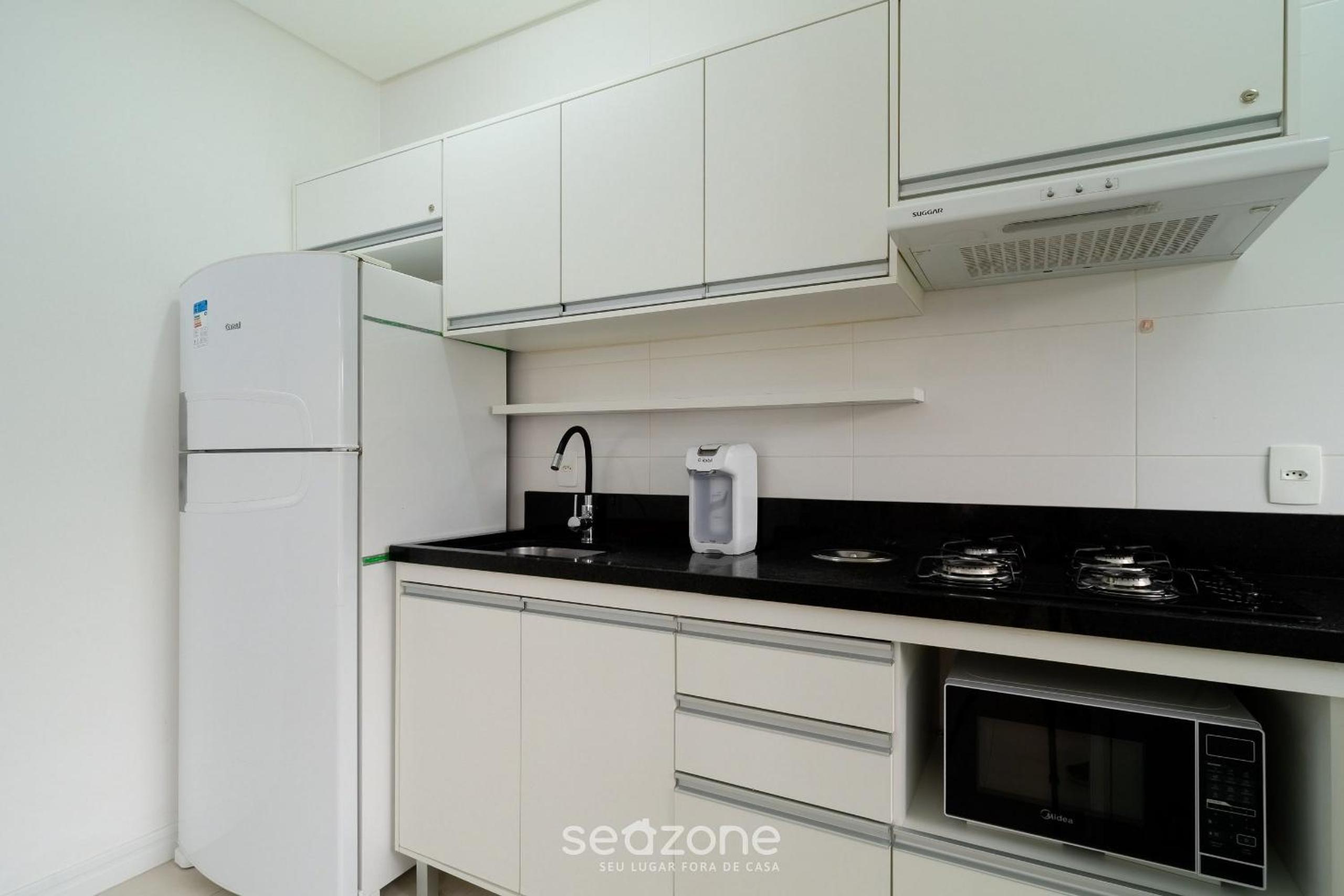 Fully equipped apartments in a building with pool 850m from the beach in downtown Floripa - RIIs